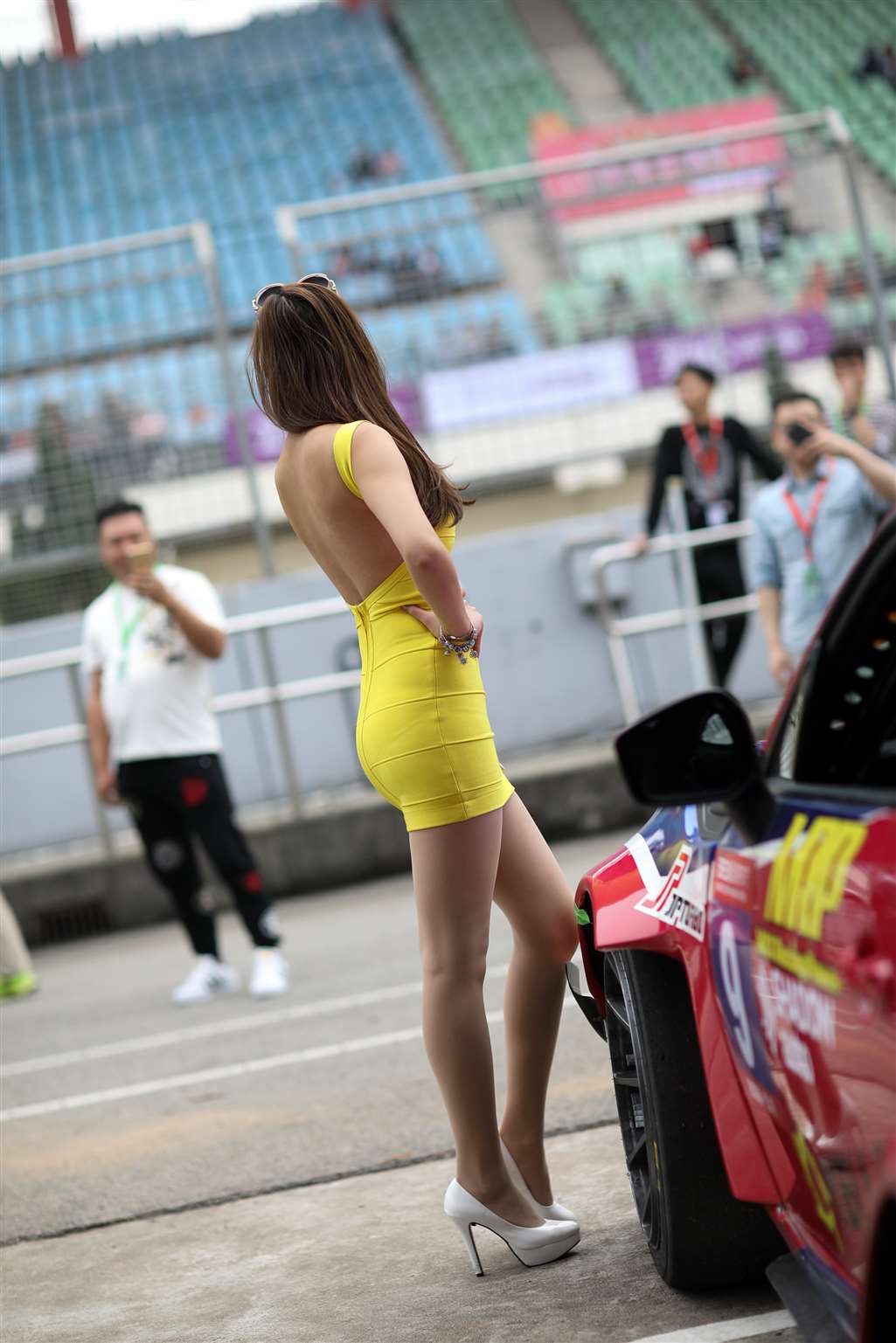 图片[3]-黄裙肉丝美女车模-街拍流行馆