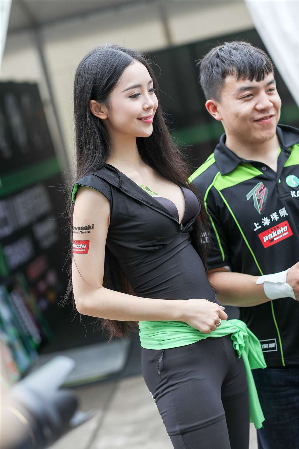 图片[2]-气质高冷的大胸美眉-街拍流行馆
