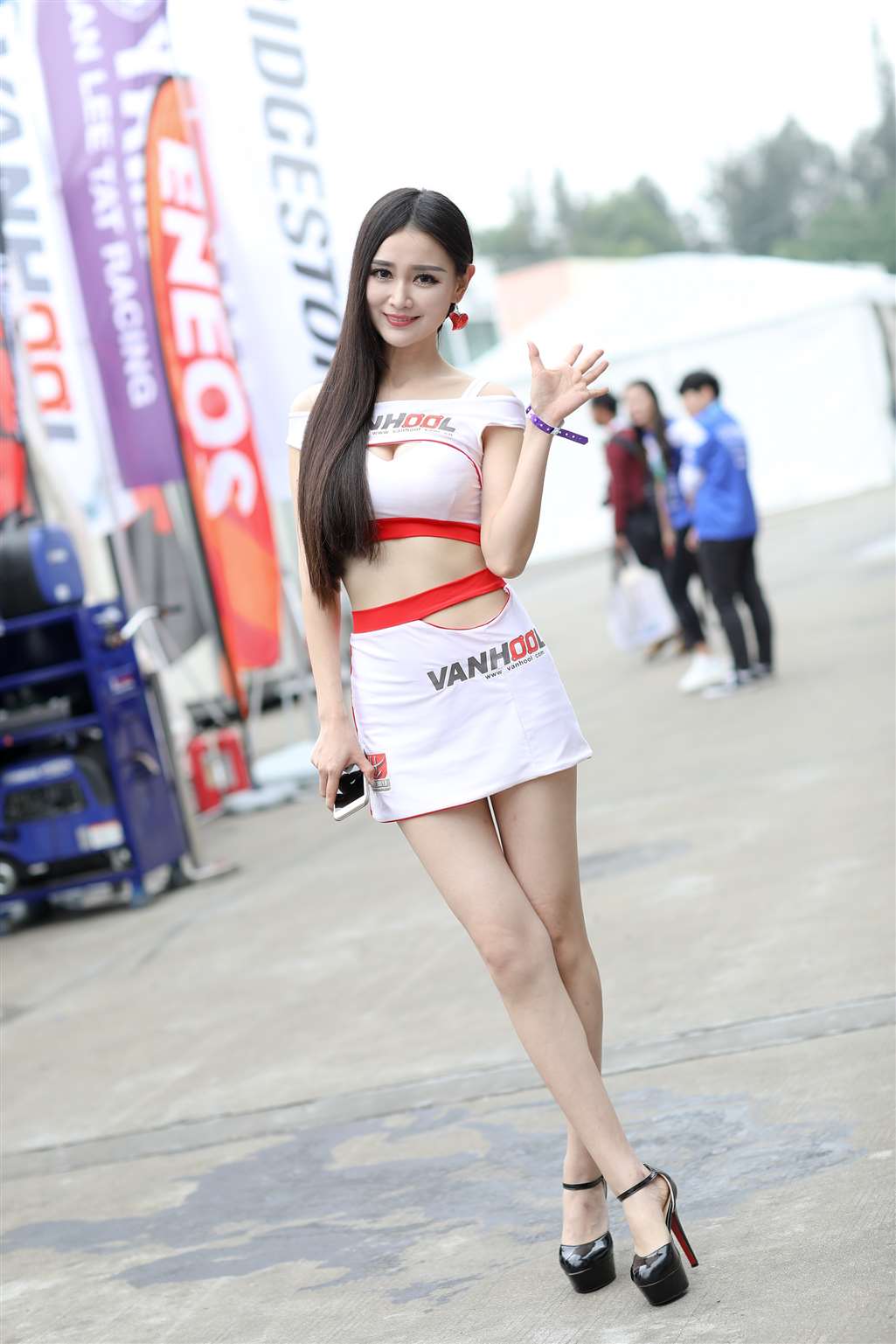 图片[1]-长发飘飘漂亮长腿美女模特-街拍流行馆