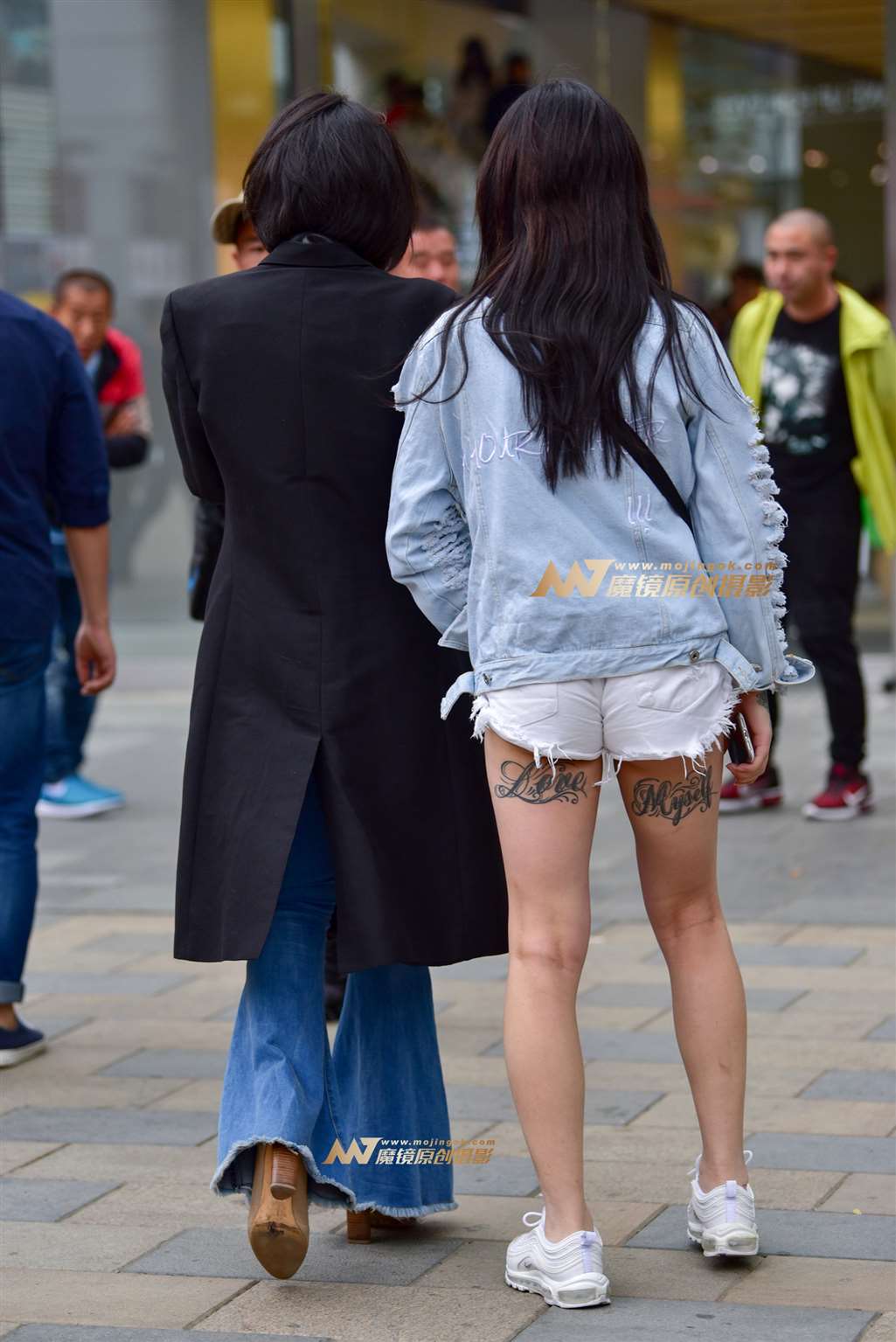 图片[1]-楼梯上的纹身热裤女-街拍流行馆