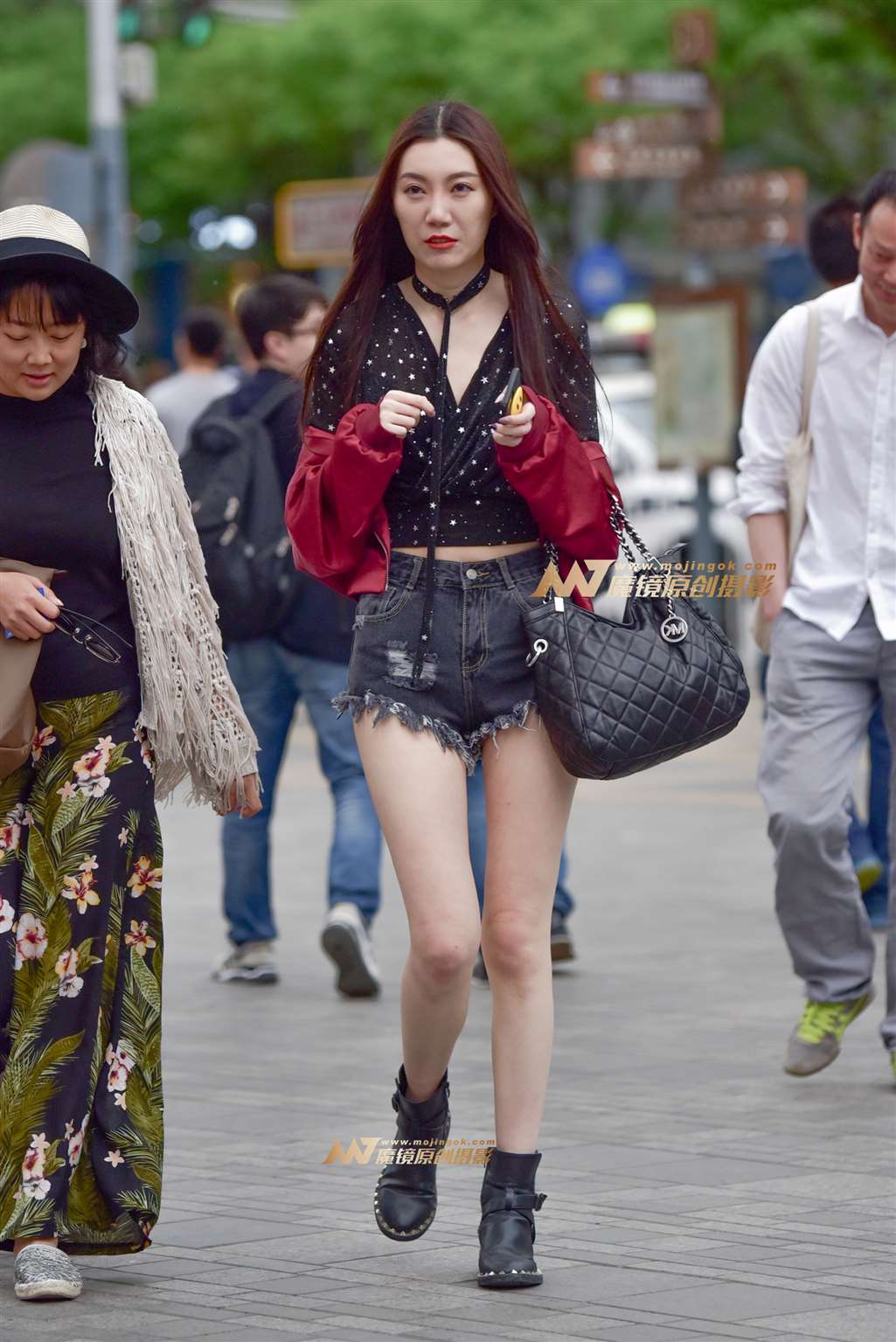 图片[1]-性感热裤美腿少妇-街拍流行馆