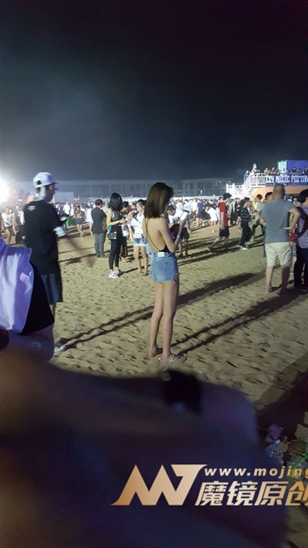 图片[3]-【视觉冲击赛帖】性感 大露背 大长腿 美女-街拍流行馆