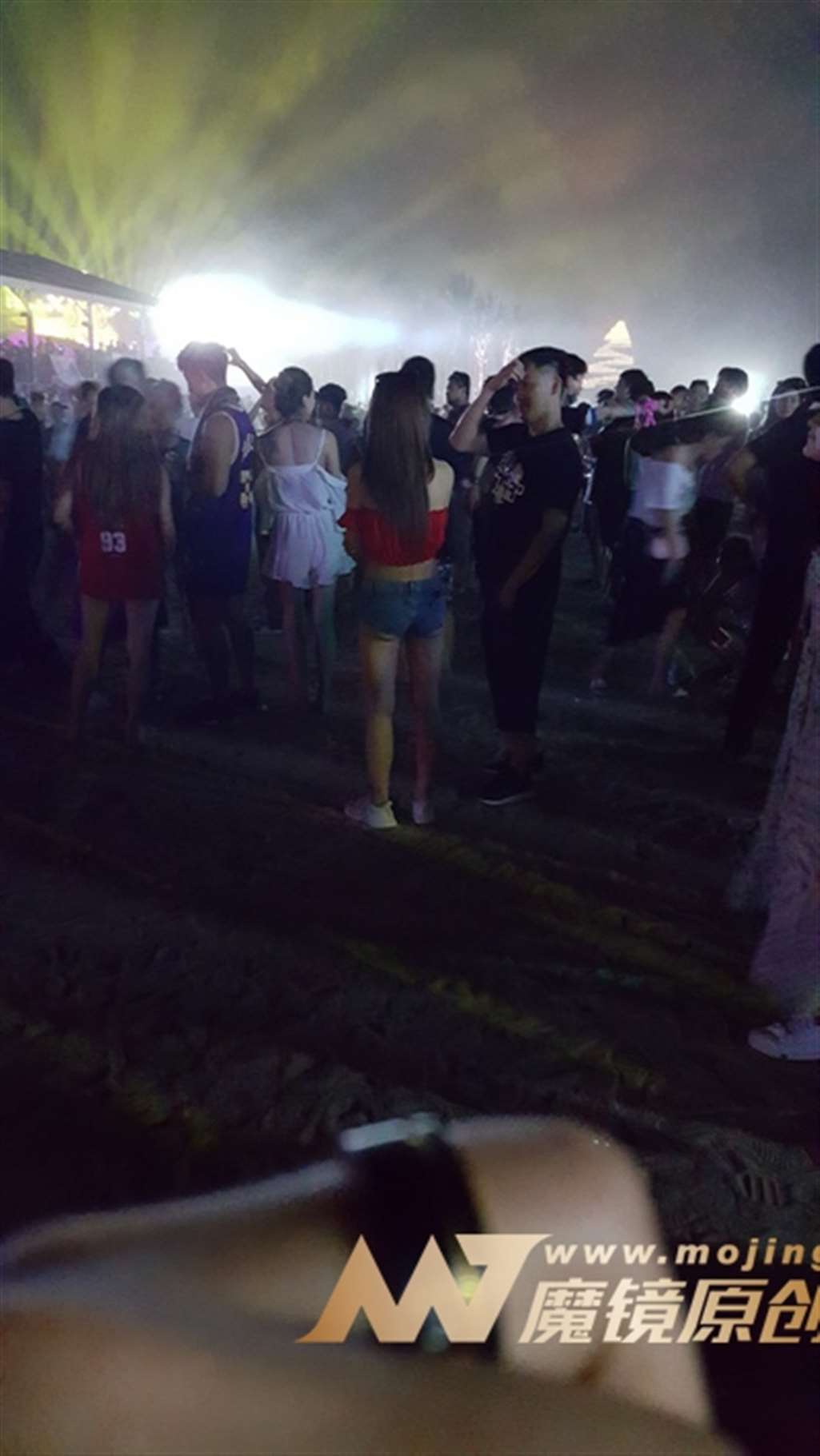 图片[3]-【视觉冲击赛帖】性感一抹红露脐超短热裤美女-街拍流行馆