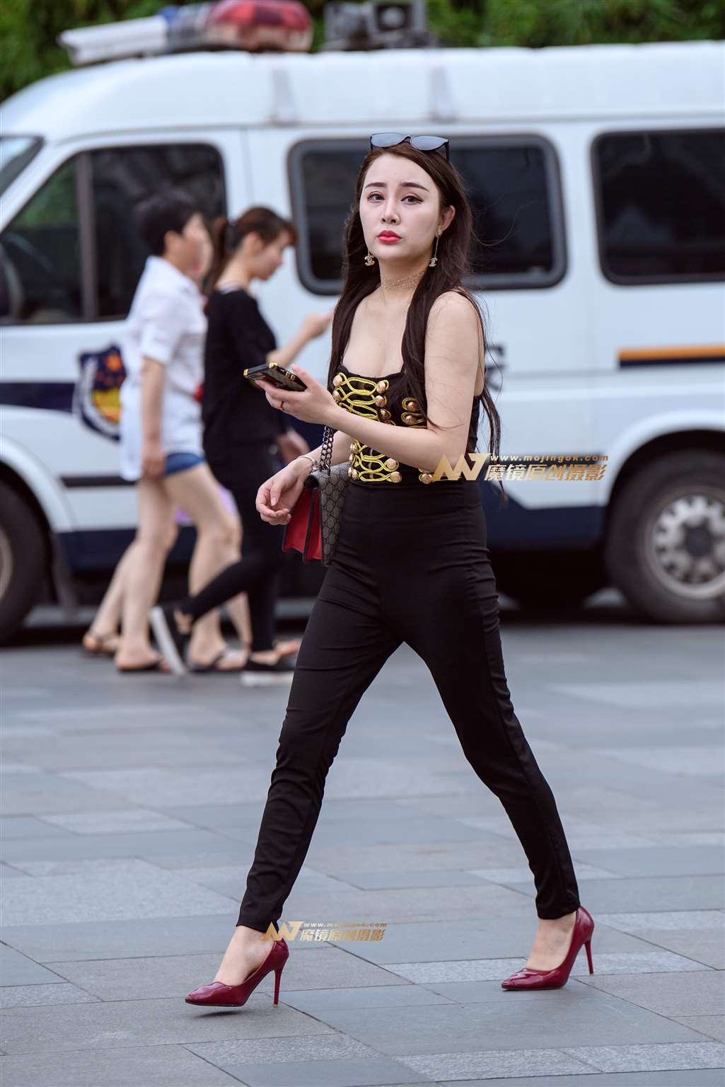 图片[4]-【久久赛帖】红色高跟鞋丰挺美女-街拍流行馆