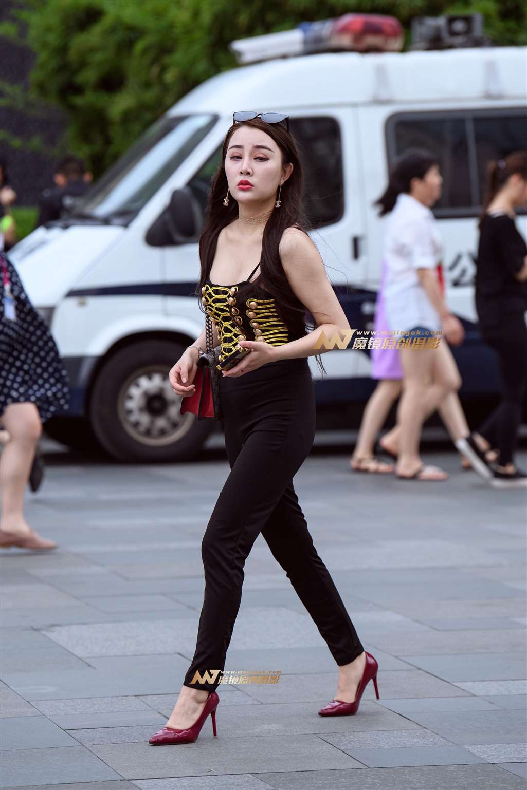 图片[5]-【久久赛帖】红色高跟鞋丰挺美女-街拍流行馆