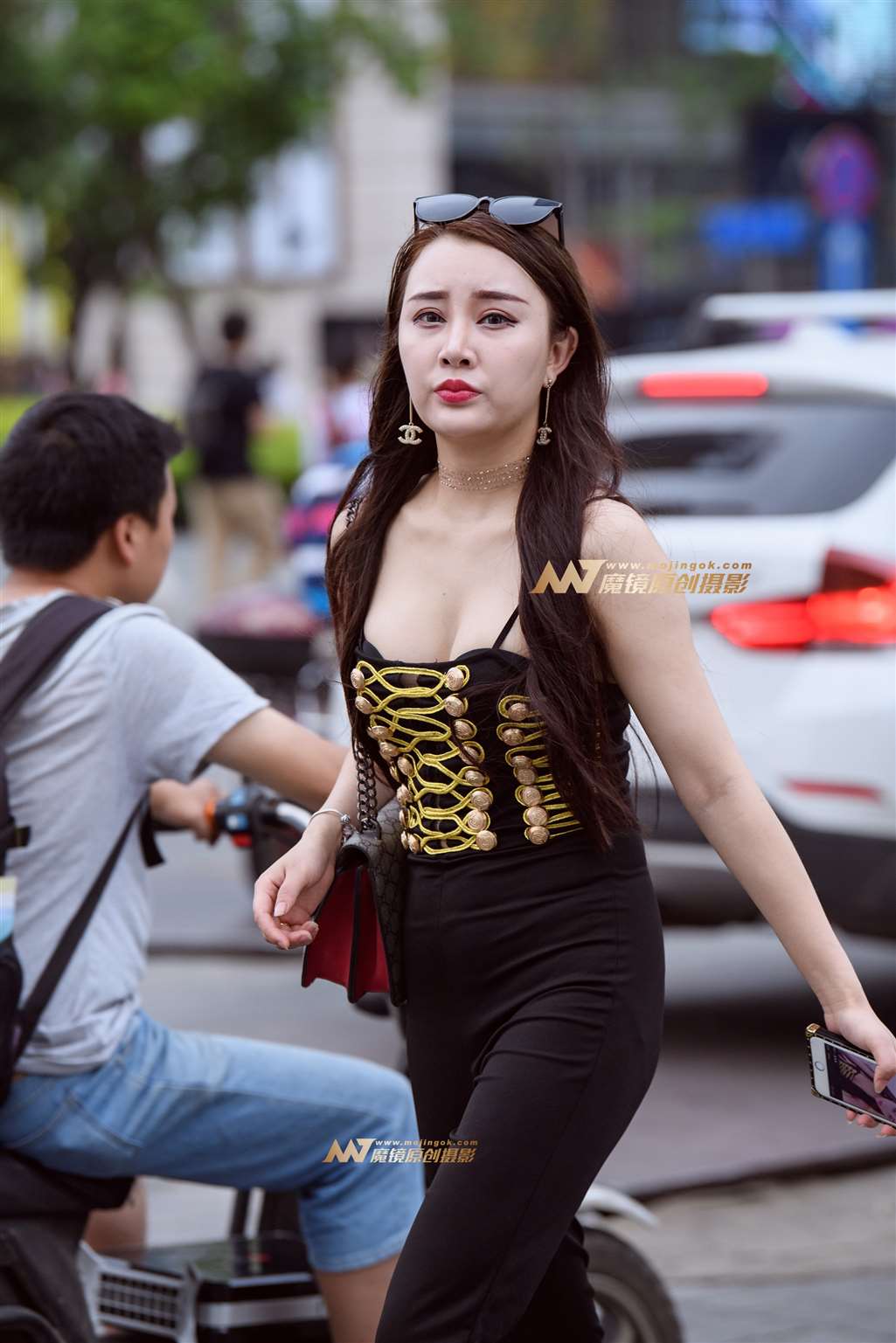 图片[1]-【久久赛帖】红色高跟鞋丰挺美女-街拍流行馆