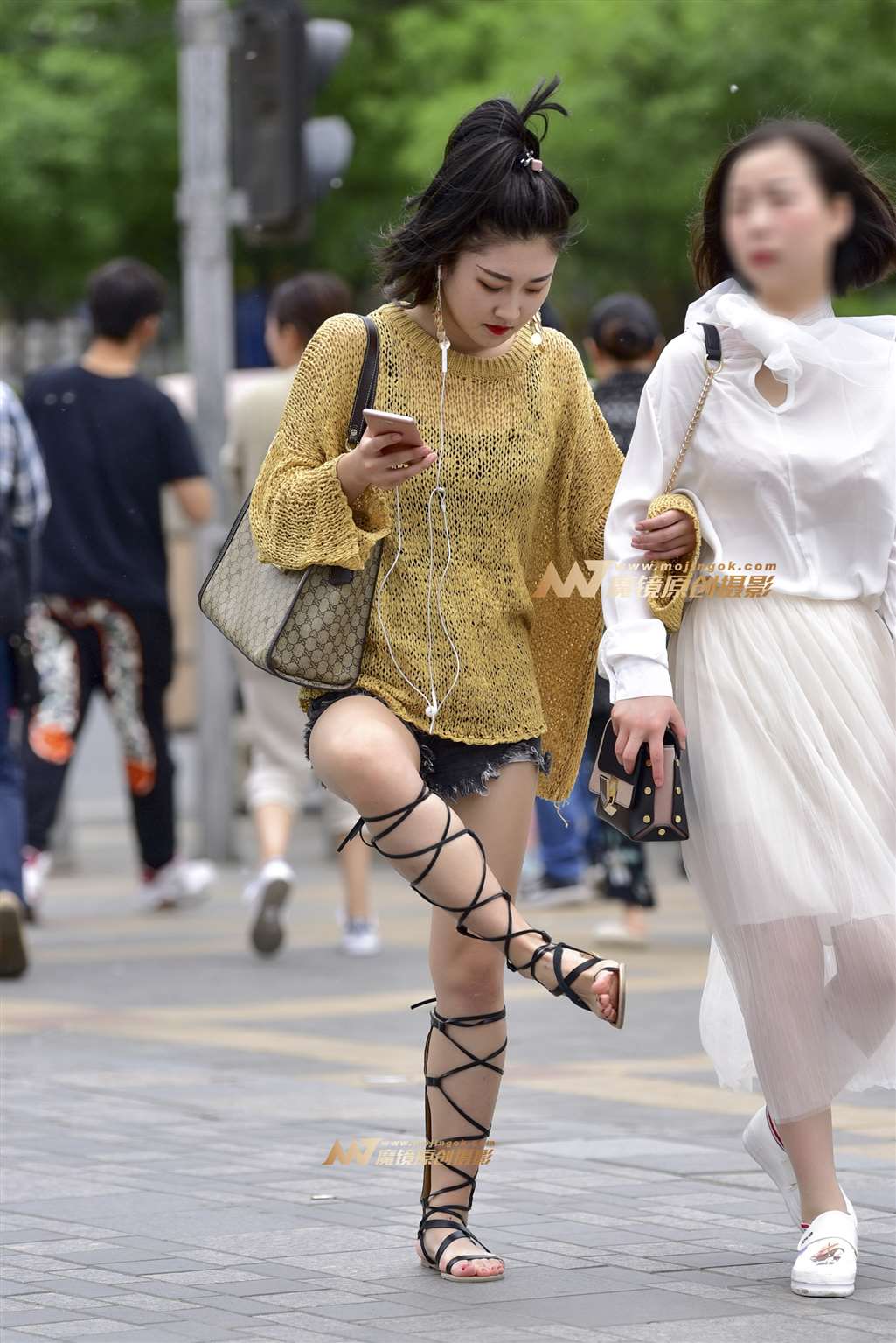 图片[1]-5.23 时尚热裤罗马靴小妹-街拍流行馆