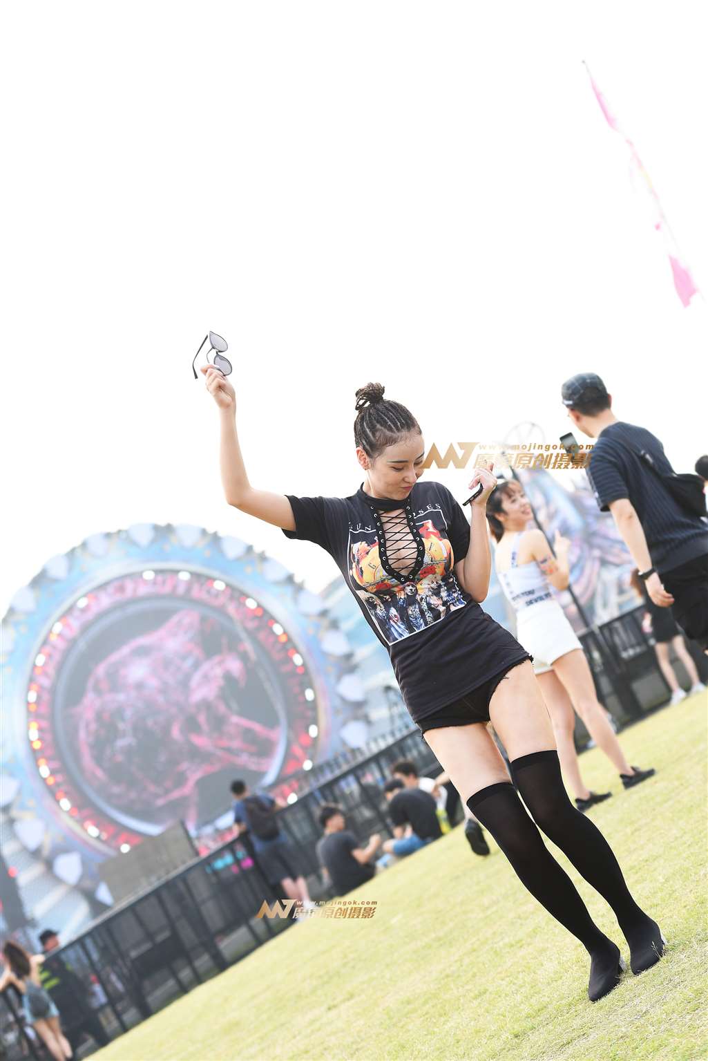 图片[1]-【咔喳赛贴】舞动着的美女-街拍流行馆