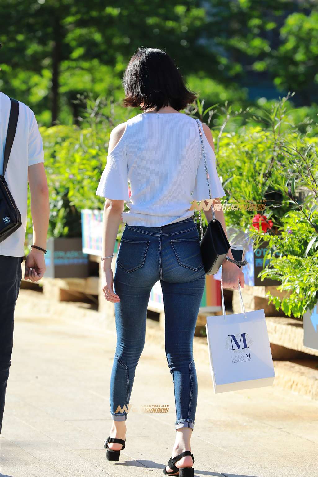 图片[2]-【视觉冲击赛帖】阳光下的 紧牛铅笔裤 MM-街拍流行馆