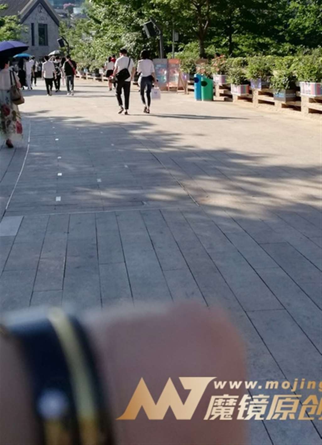 图片[3]-【视觉冲击赛帖】阳光下的 紧牛铅笔裤 MM-街拍流行馆