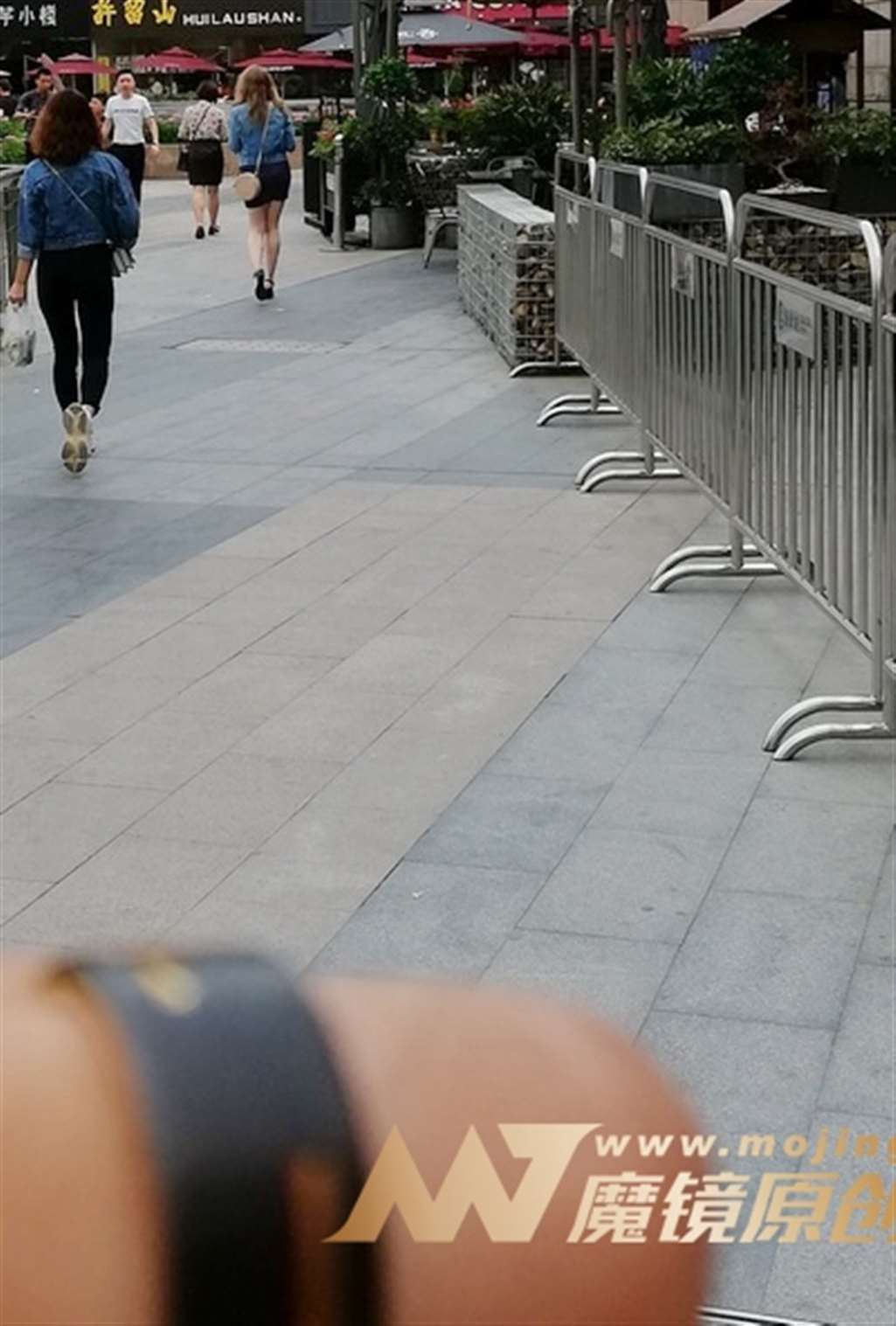 图片[3]-【视觉冲击赛帖】她穿了一件 凉快 透气性好的包臀裙-街拍流行馆