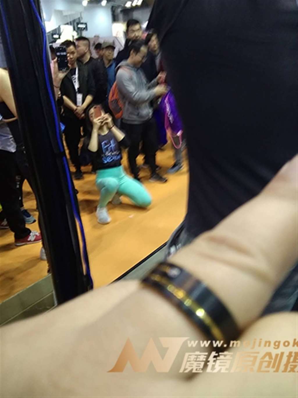 图片[3]-【街拍之魂赛帖】B34、敬业女主持-街拍流行馆