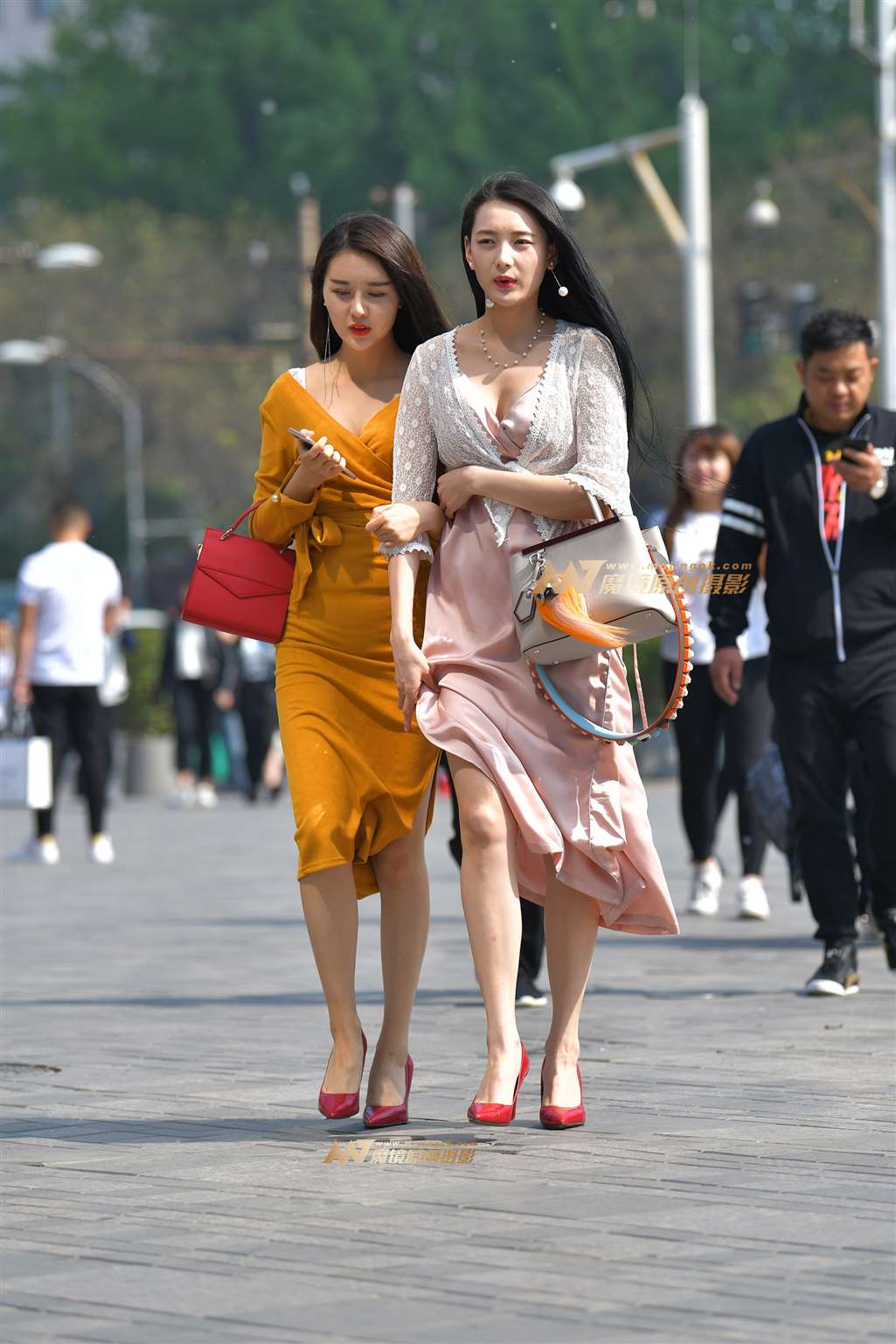 图片[1]-【红石赛贴】天生丽质绝妙红高跟双女-街拍流行馆