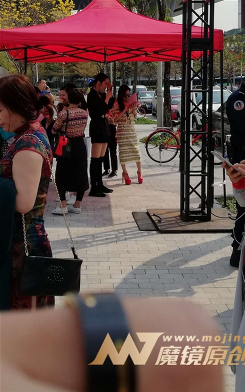图片[3]-【视觉冲击赛帖】开胸 性感 高挑 女郎-街拍流行馆