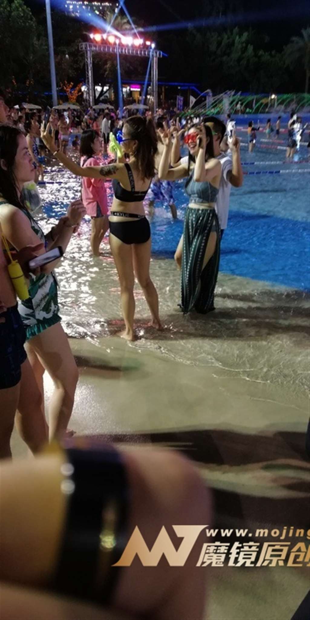 图片[3]-【视觉冲击赛帖】夜闪水上乐园，爱玩自拍的迷人妹子-街拍流行馆
