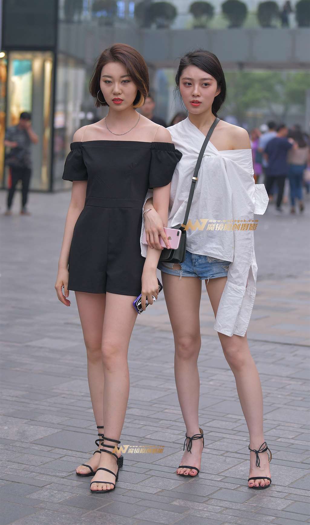 图片[1]-两个逛街的漂亮小姐姐-街拍流行馆
