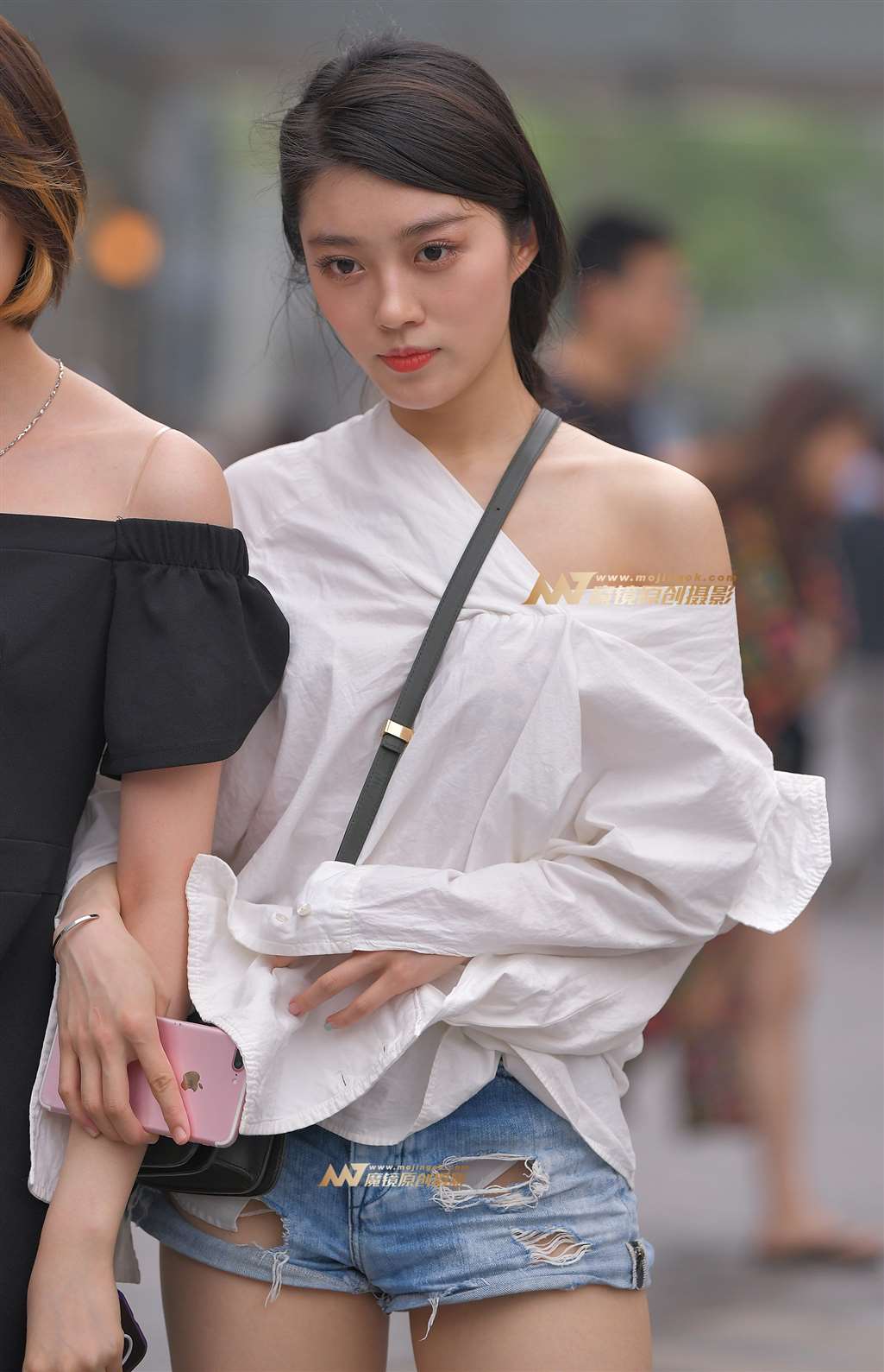 图片[3]-两个逛街的漂亮小姐姐-街拍流行馆