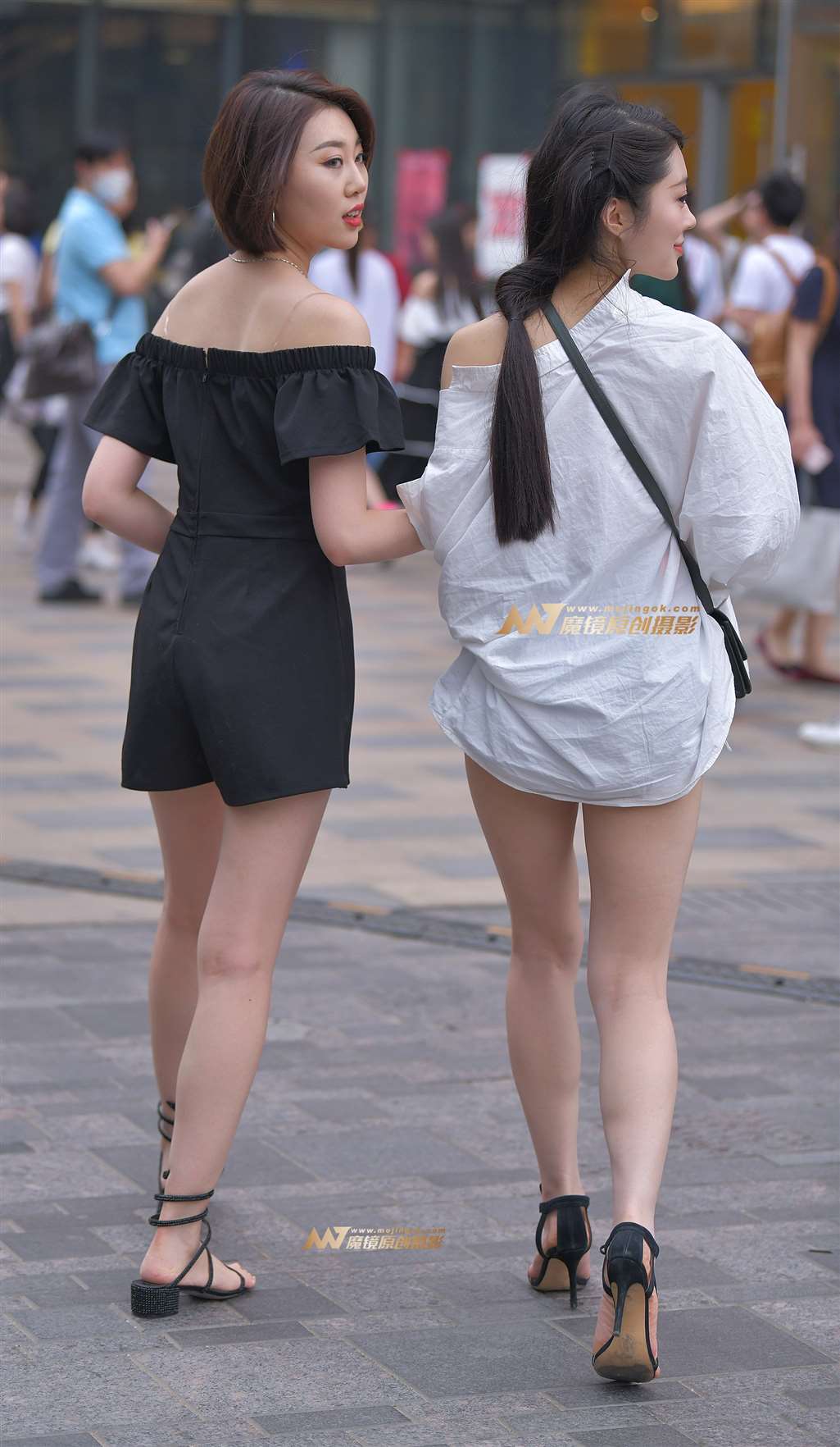 图片[2]-两个逛街的漂亮小姐姐-街拍流行馆