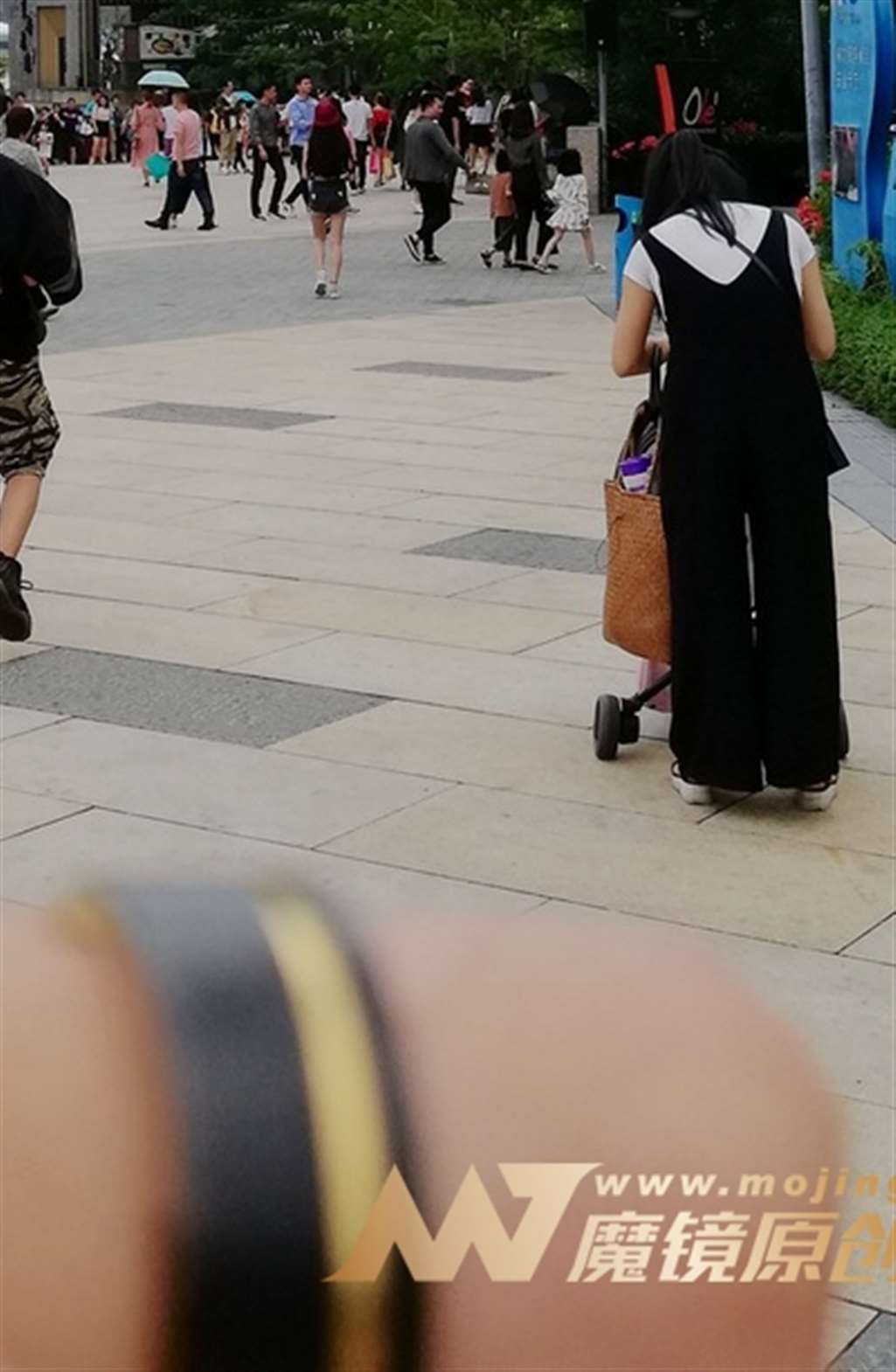 图片[3]-【视觉冲击赛帖】小背心 热裤 性感 小萌妹-街拍流行馆