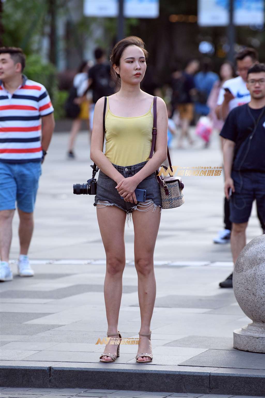 图片[4]-【久久赛帖】热裤长腿女摄影师-街拍流行馆