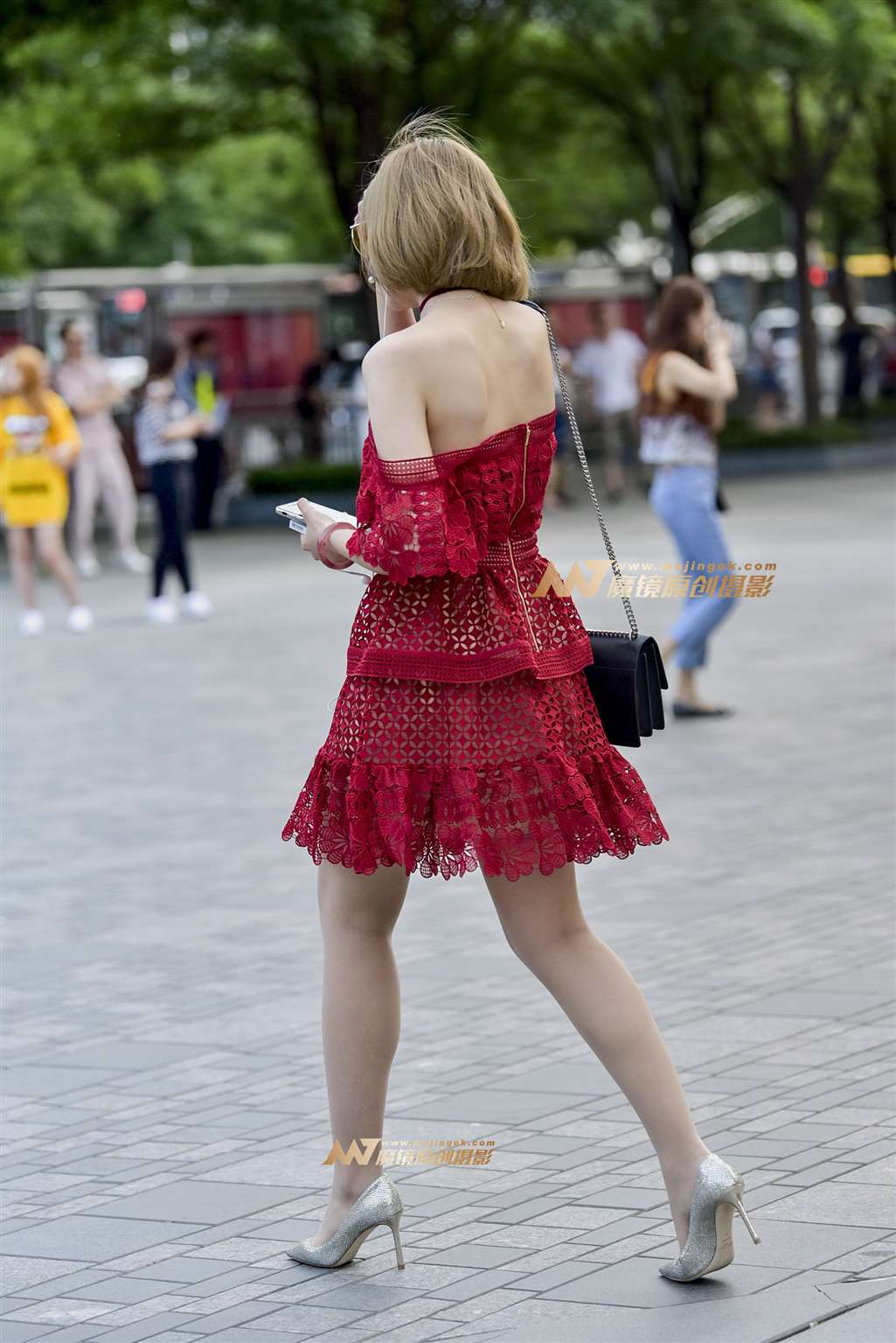 图片[1]-抹胸裙高跟长腿美女-街拍流行馆