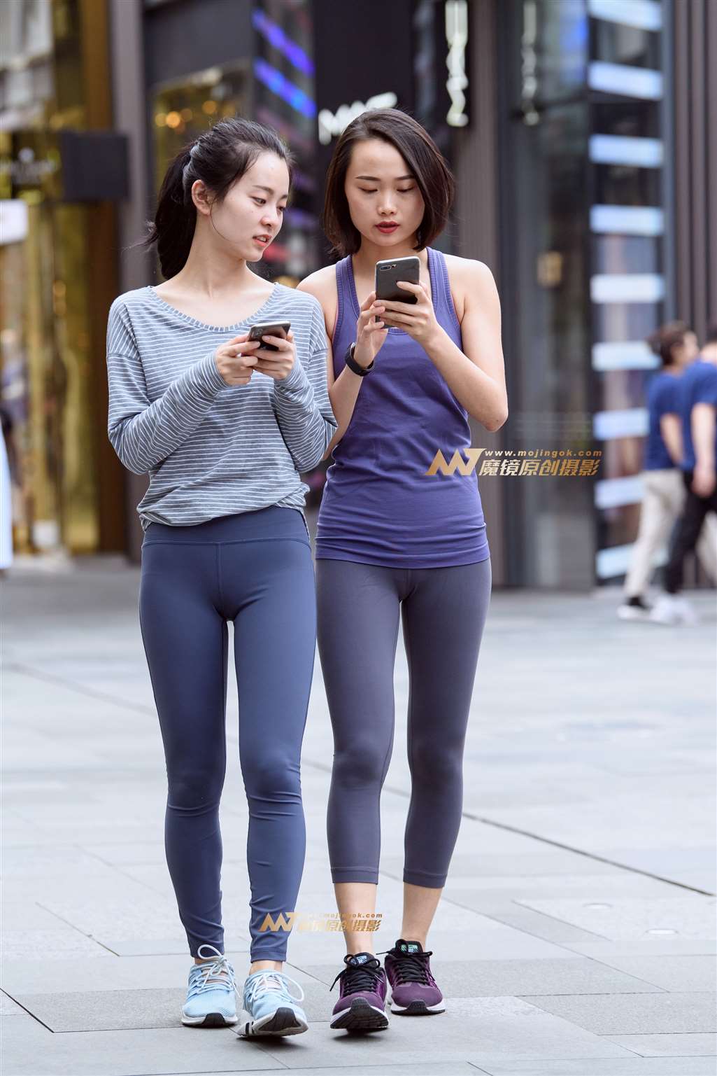 图片[1]-【久久赛帖】两个紧身瑜伽裤妹子-街拍流行馆