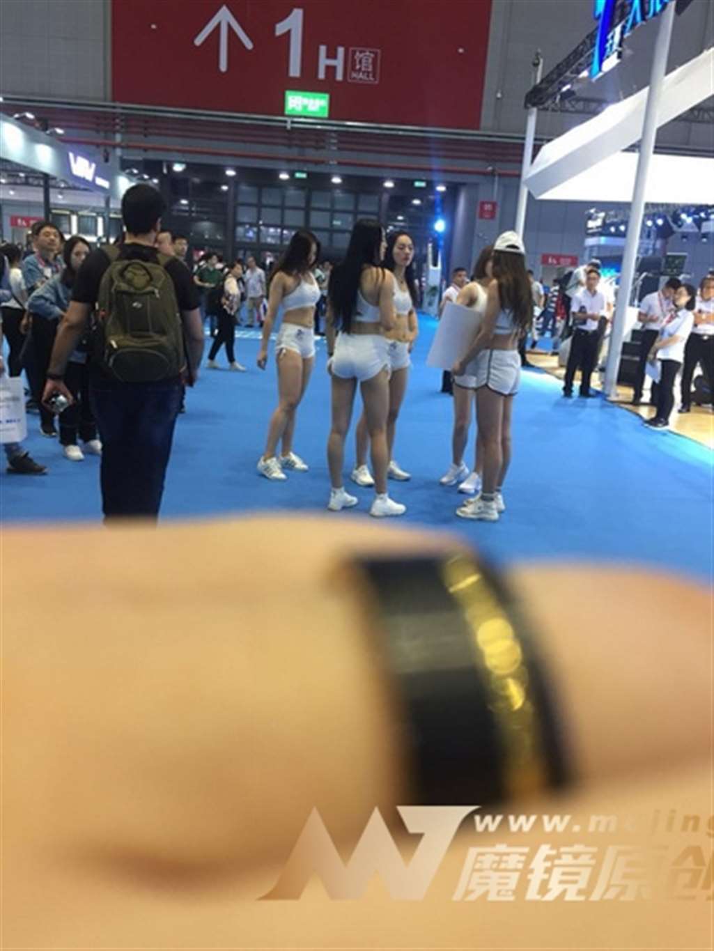 图片[3]-【Mark赛帖】舞台展示的白衣健美教练-街拍流行馆