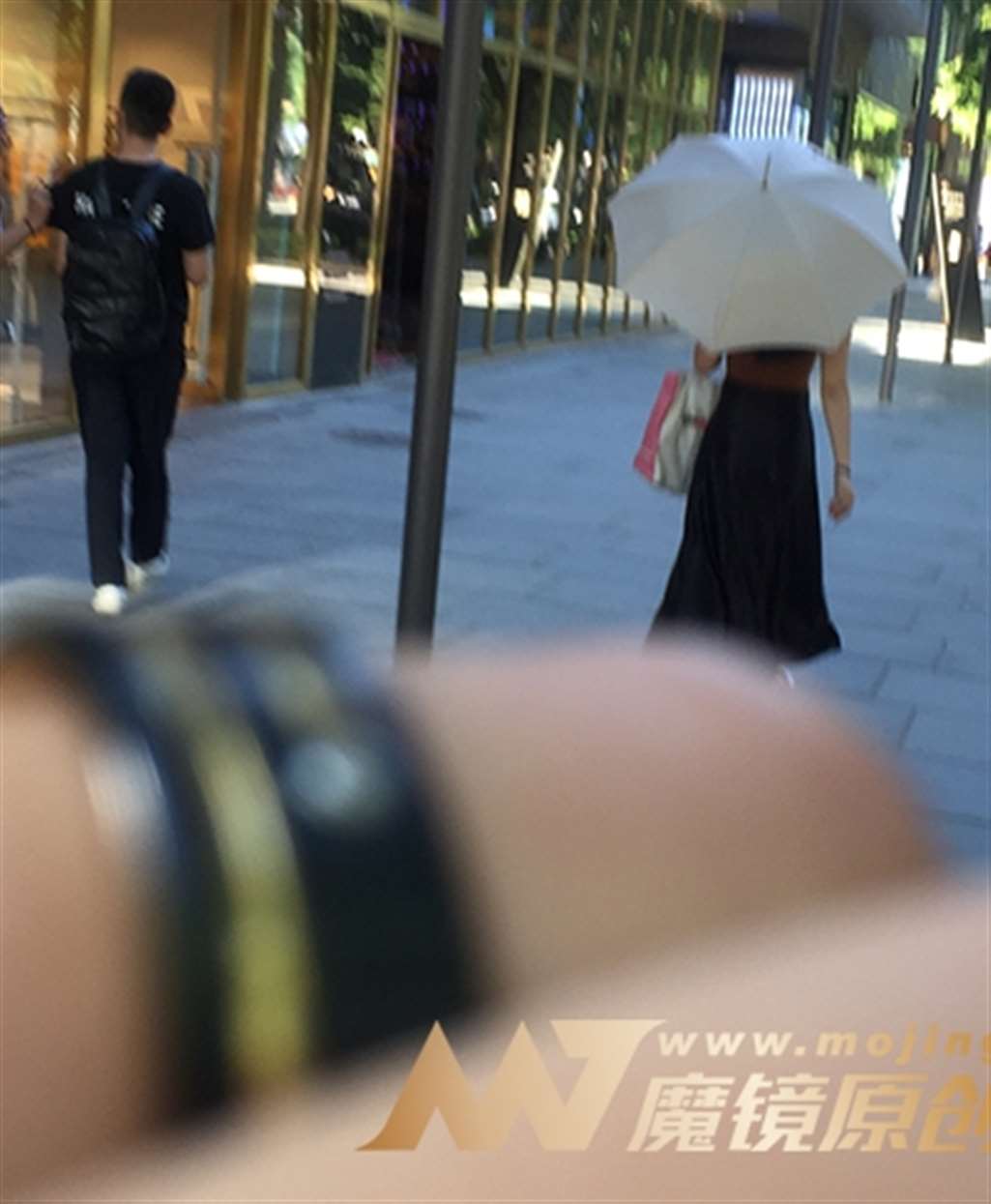 图片[3]-【红石赛帖】一个打伞的性感小少妇-街拍流行馆
