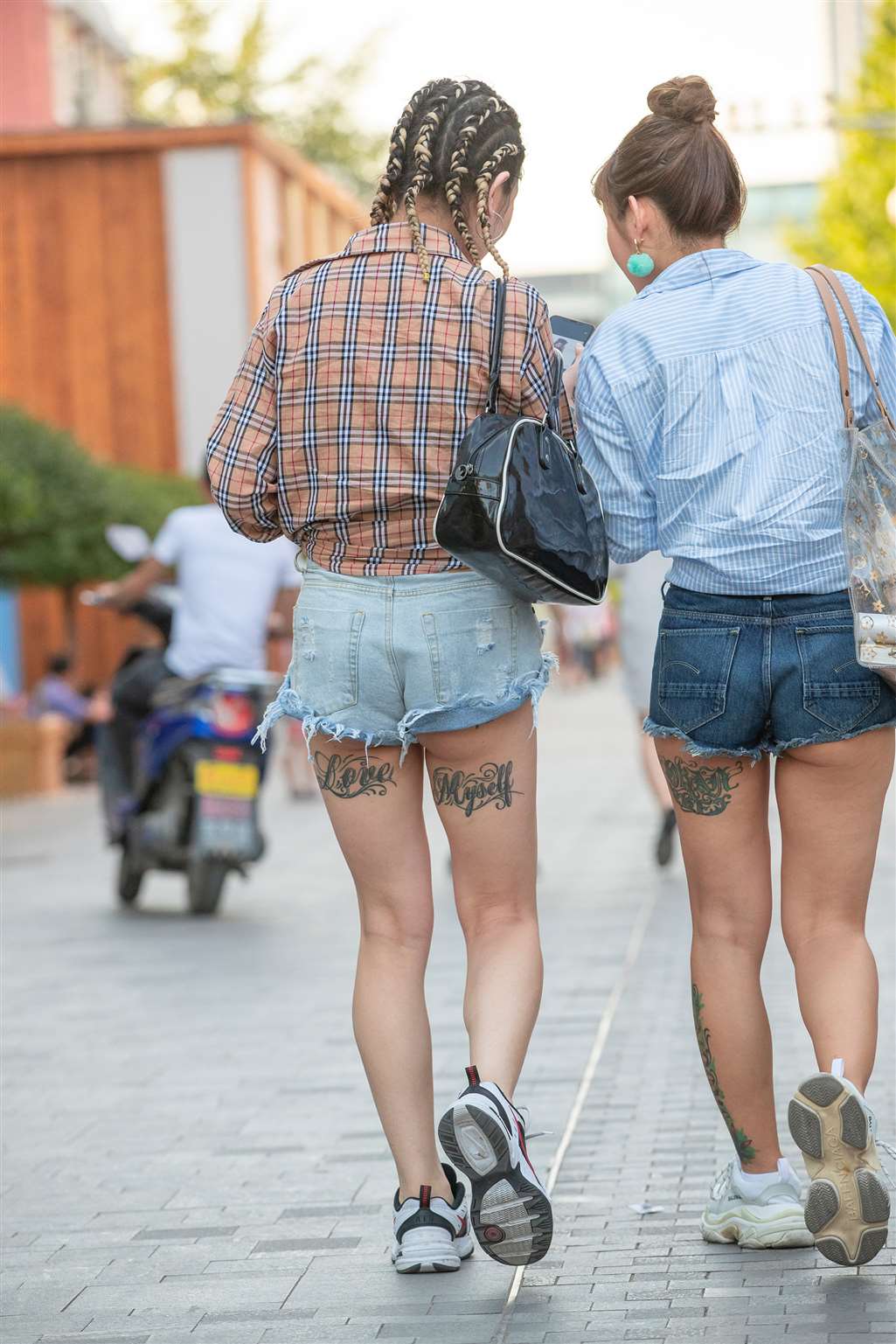 图片[2]-H44、别致的麻花辫美女-街拍流行馆