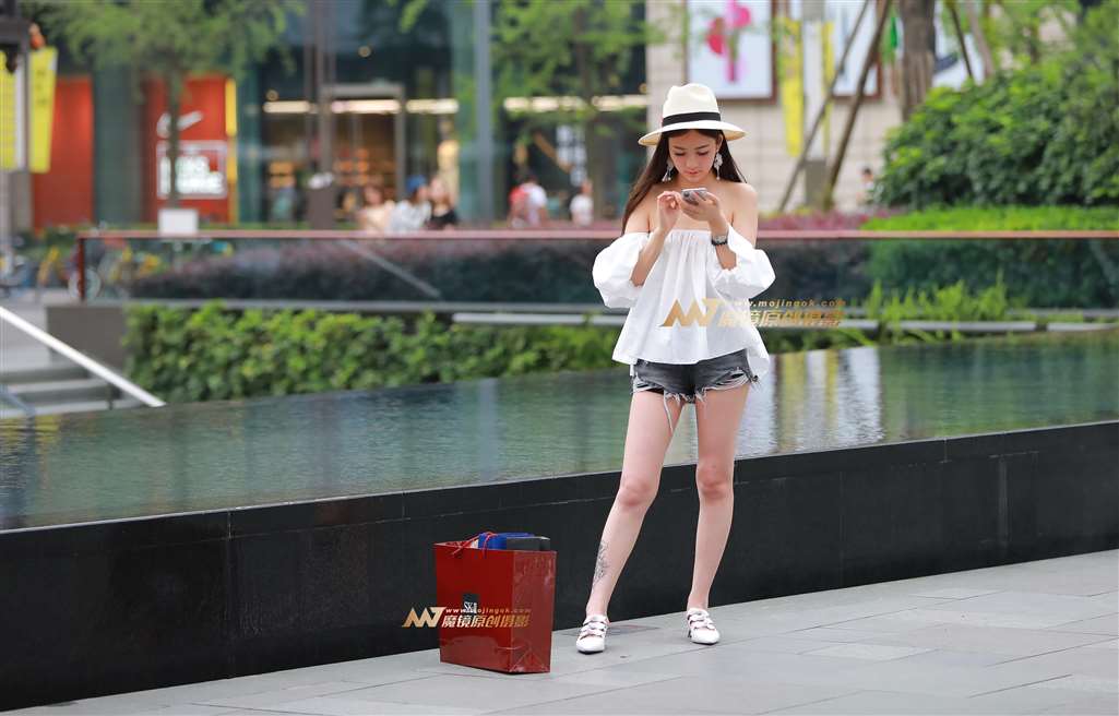 图片[1]-【视觉冲击赛帖】性感 裹胸 白皙美腿 美眉-街拍流行馆
