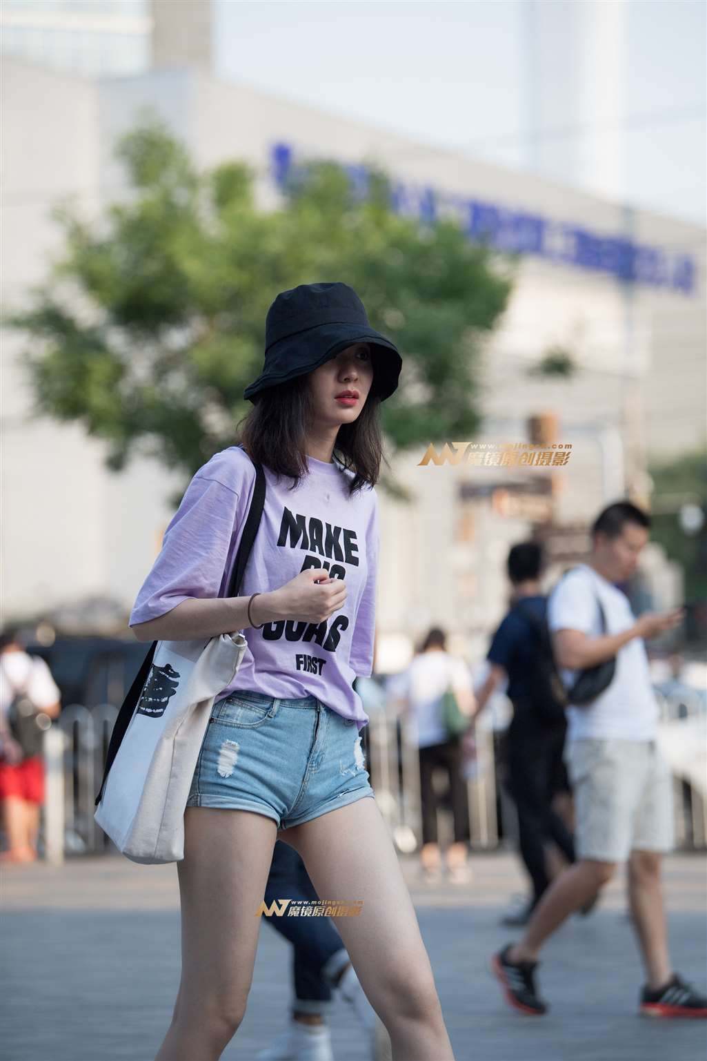 图片[1]-【一只傻麋鹿赛帖】紧身热裤大长腿美女-街拍流行馆