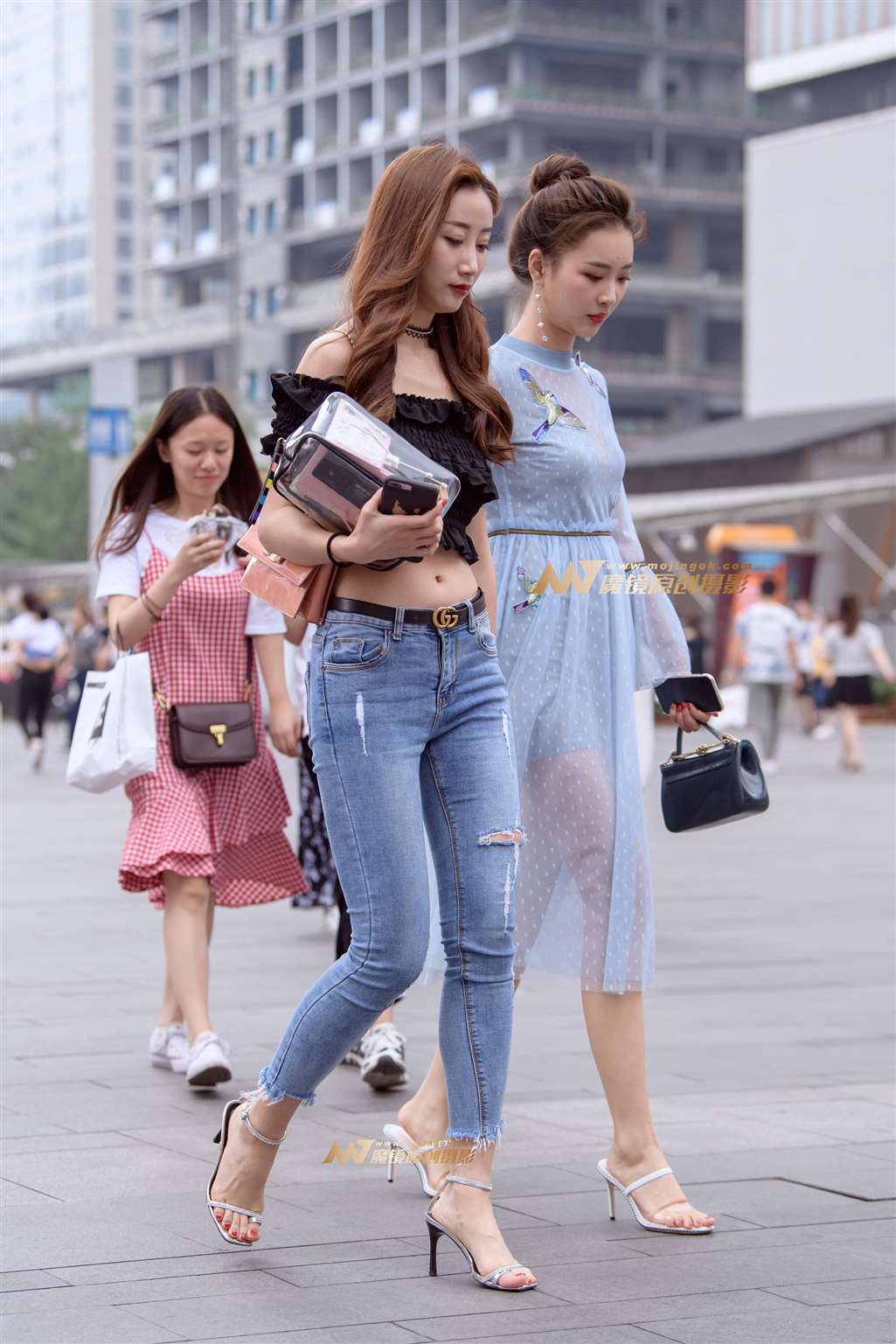 图片[1]-【久久赛帖】紧身牛仔高跟鞋美女-街拍流行馆