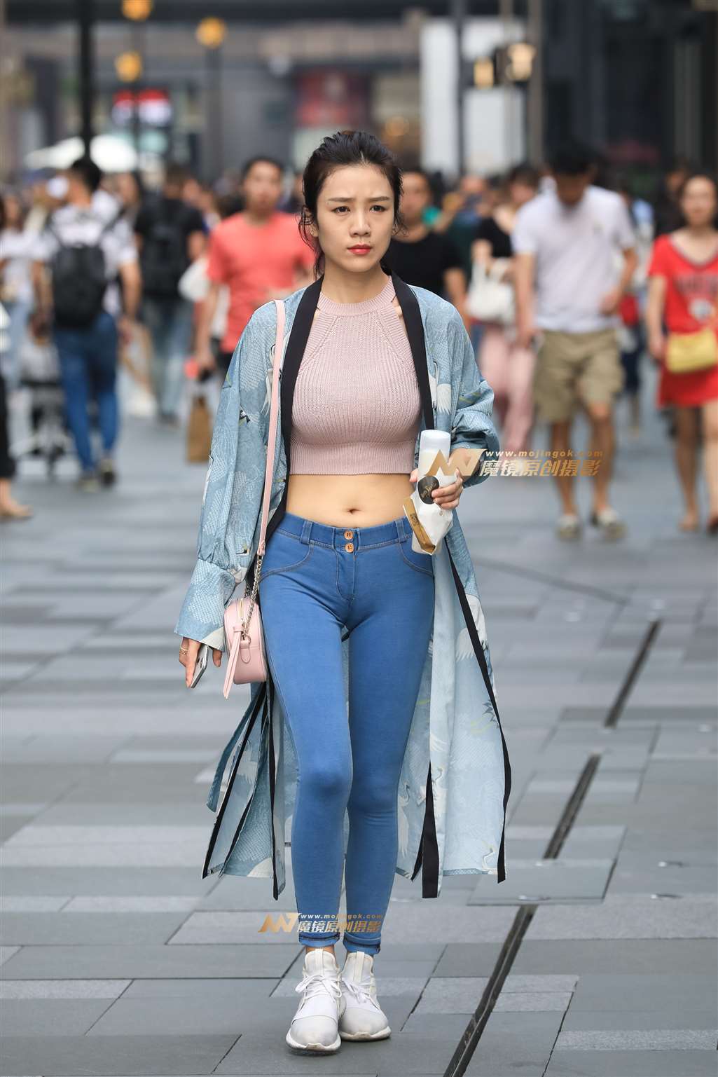 图片[1]-【凯恩赛帖】小姐姐紧身裤修身上衣很吸睛-街拍流行馆