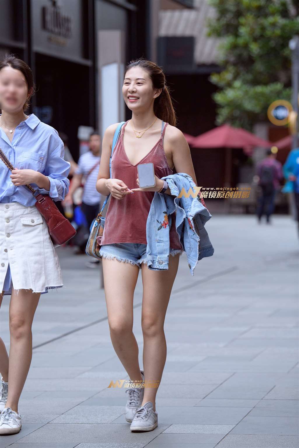 图片[1]-【久久赛帖】超短热裤美女-街拍流行馆