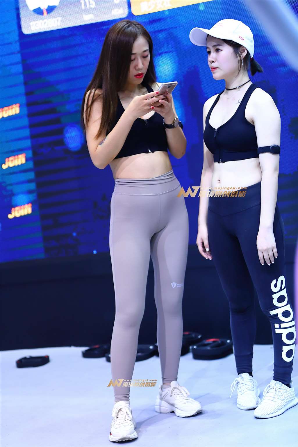 图片[1]-【Mark赛帖】浅灰色运动裤美女-街拍流行馆