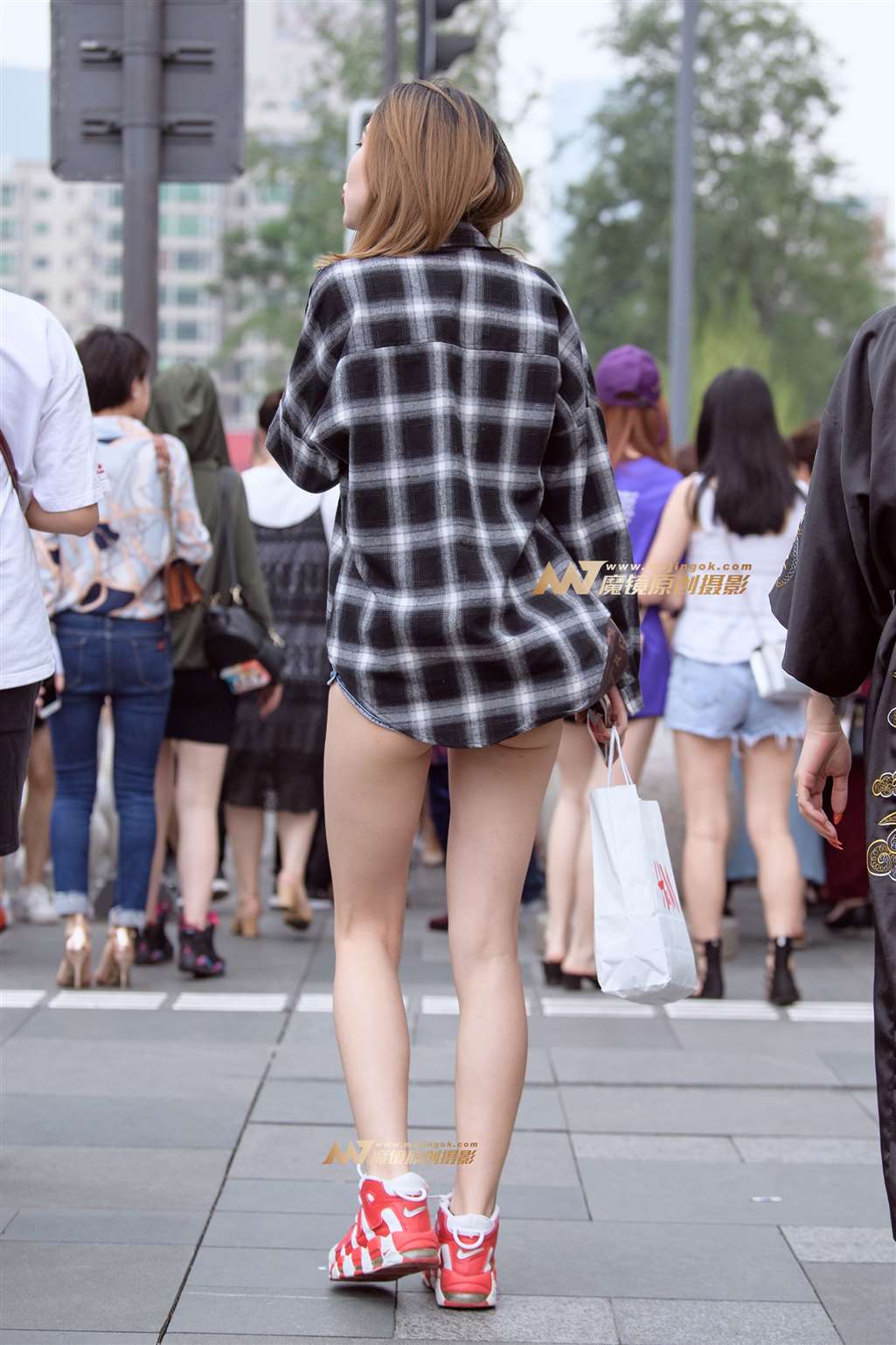 图片[5]-【久久赛帖】美女紧身短裤小露月牙-街拍流行馆