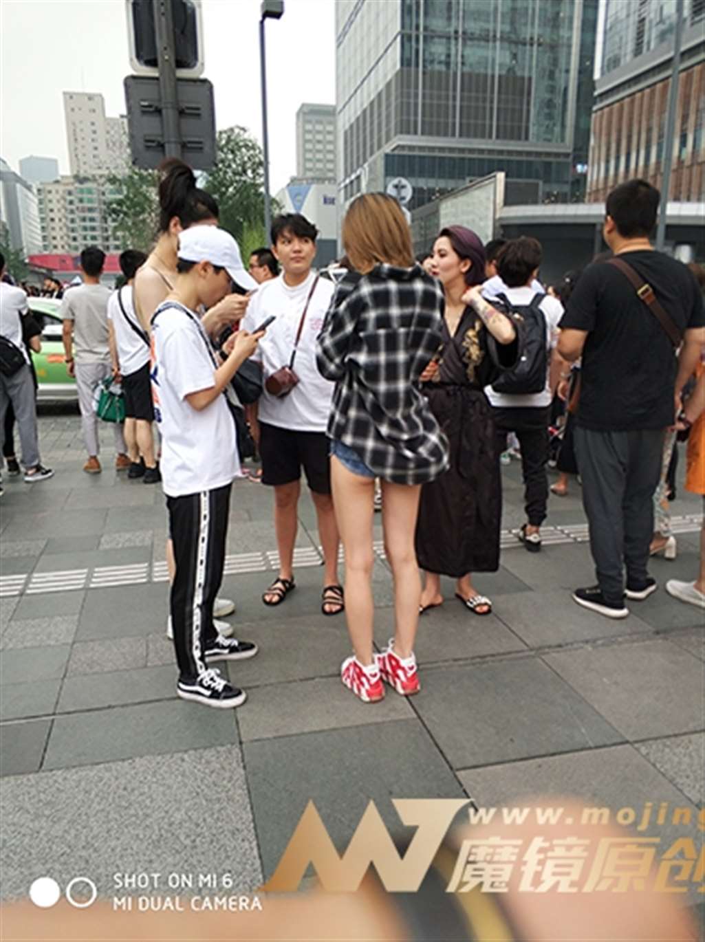 图片[3]-【久久赛帖】美女紧身短裤小露月牙-街拍流行馆