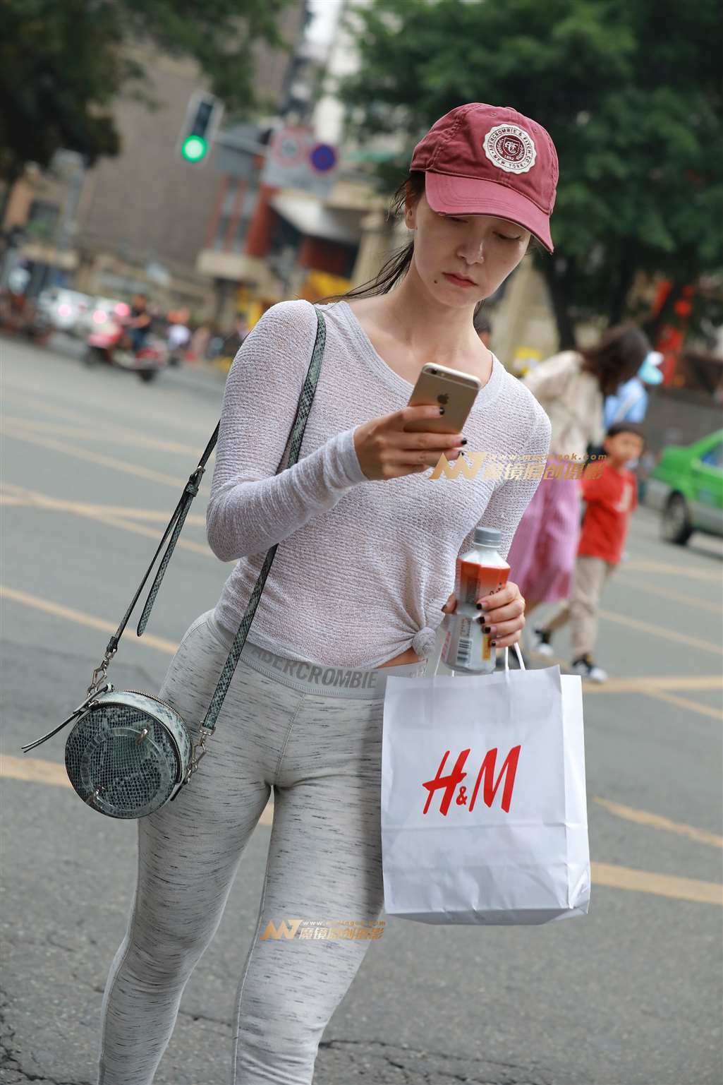 图片[1]-【视觉冲击赛帖】狂追1公里 拍摄翘臀健美MM-街拍流行馆