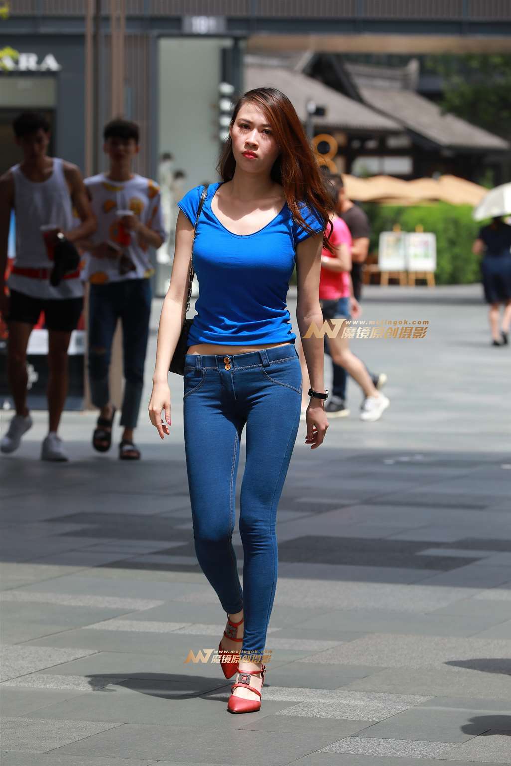 图片[1]-【视觉冲击赛帖】艳遇蜜桃裤高挑美女-街拍流行馆