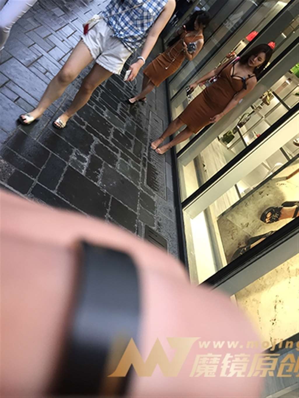 图片[3]-【红石赛帖】雨中性感贵妇-街拍流行馆