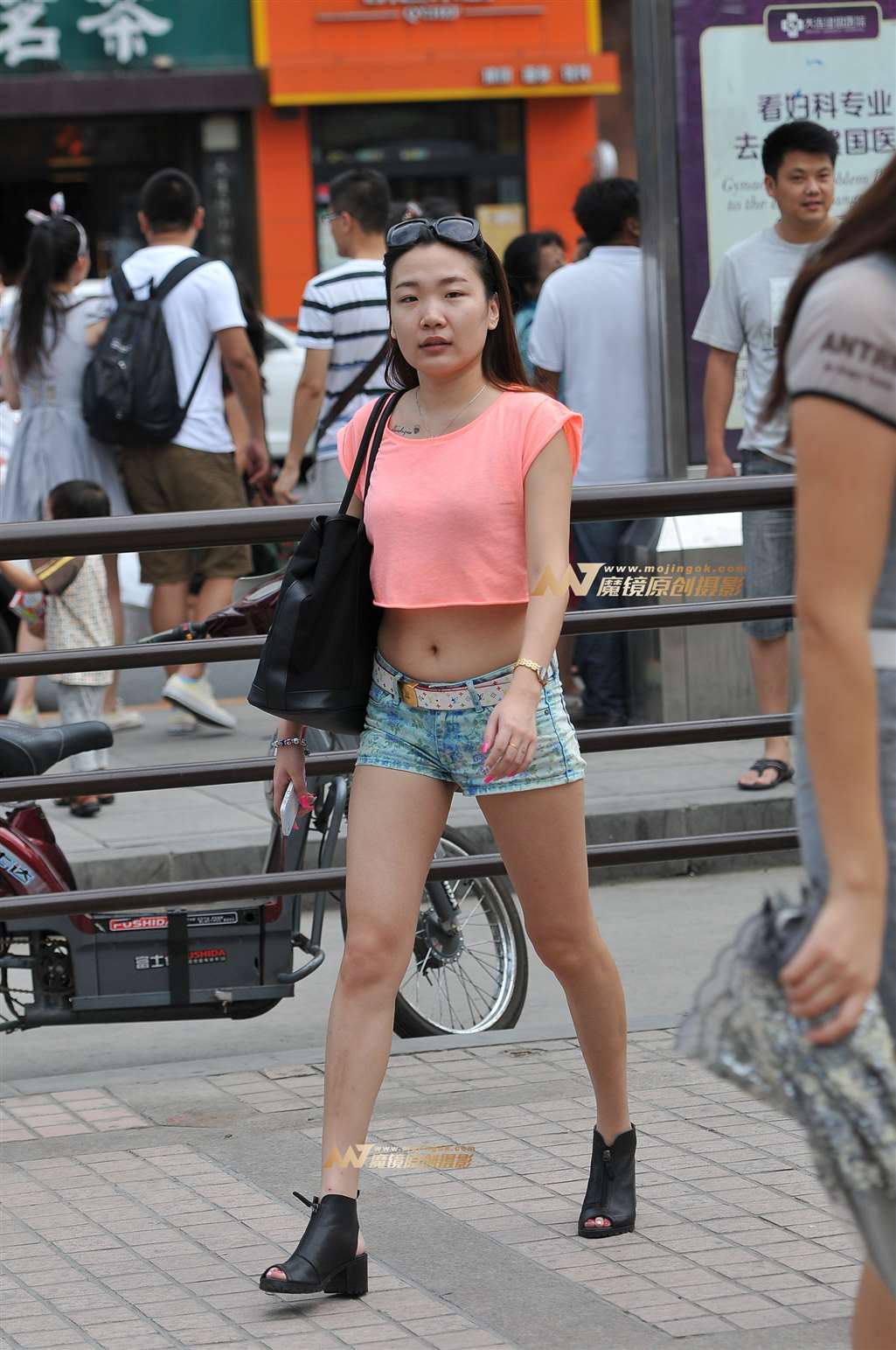 图片[4]-紧致热裤 长腿美女-街拍流行馆
