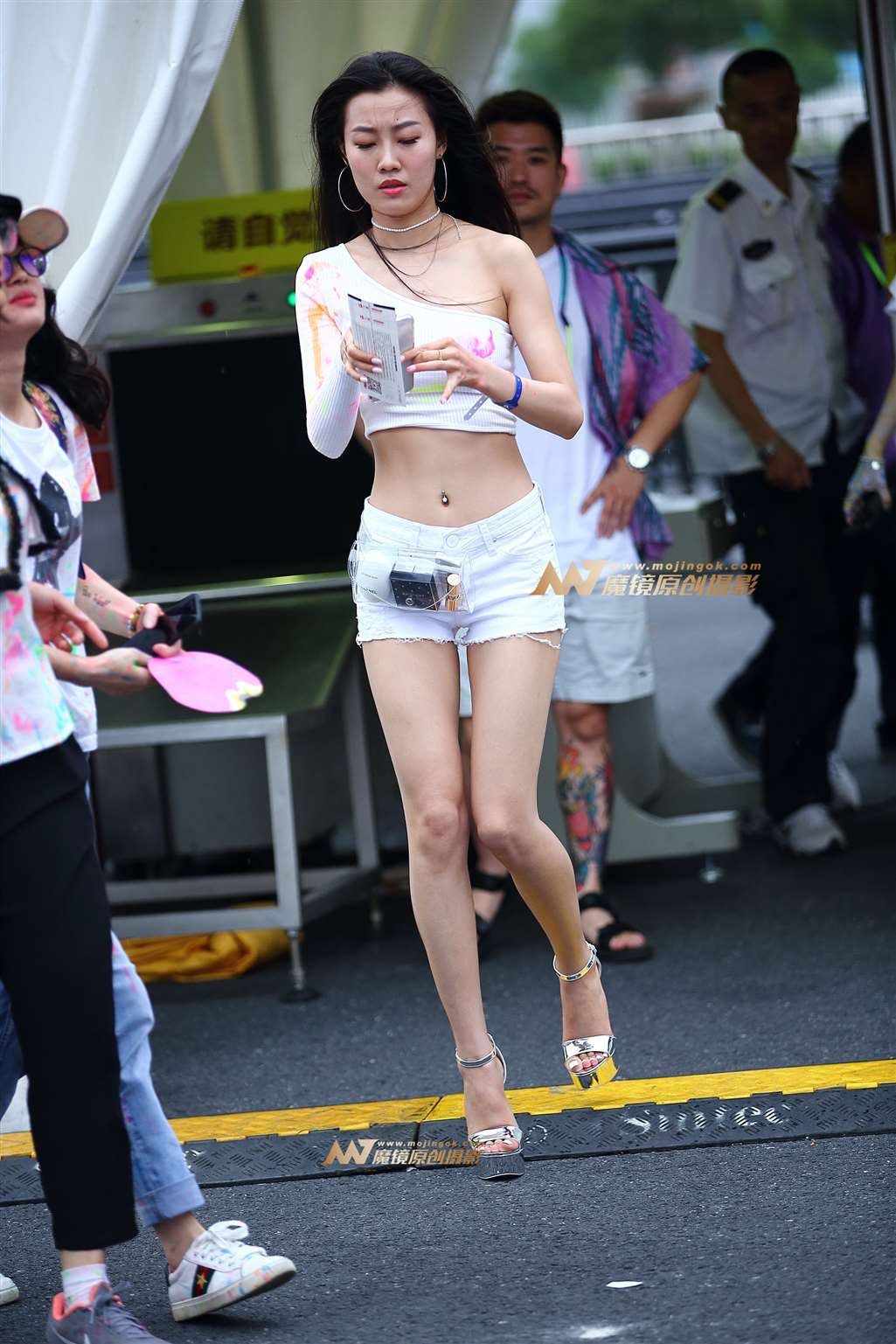 图片[1]-【Mark赛帖】白热裤长腿美女-街拍流行馆