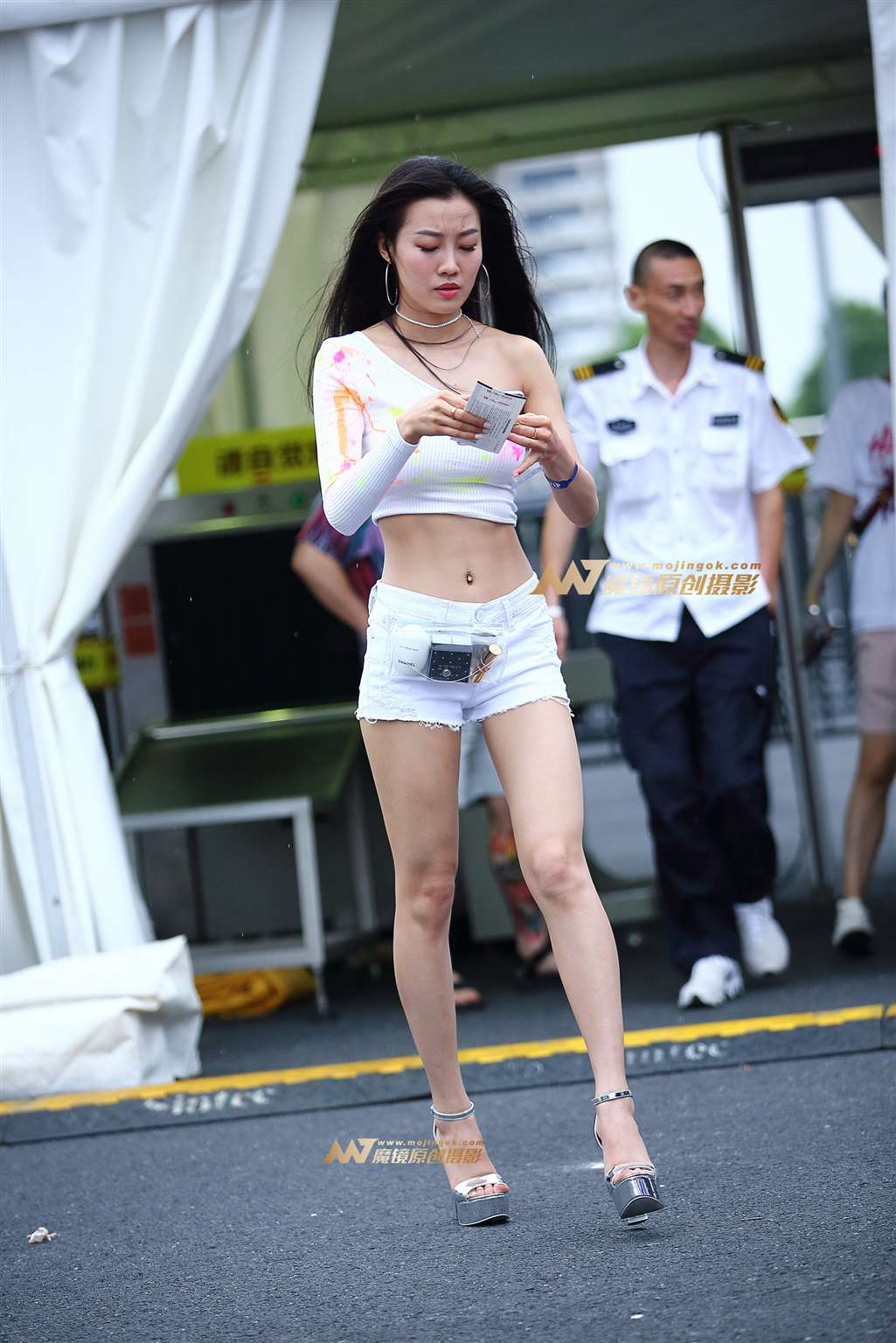 图片[4]-【Mark赛帖】白热裤长腿美女-街拍流行馆