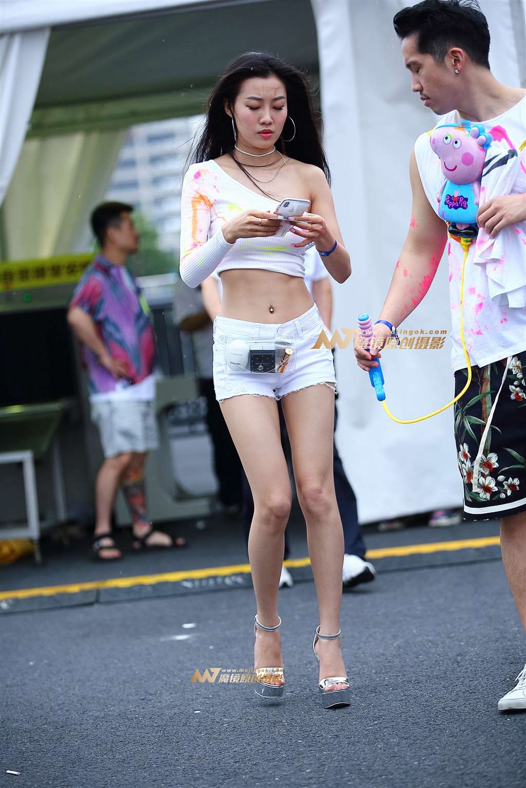 图片[5]-【Mark赛帖】白热裤长腿美女-街拍流行馆