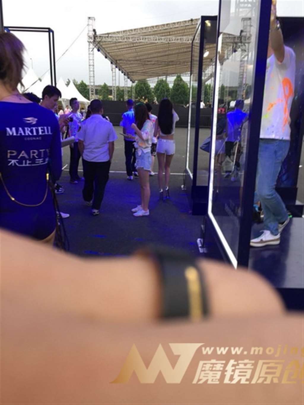 图片[3]-【Mark赛帖】白热裤长腿美女-街拍流行馆