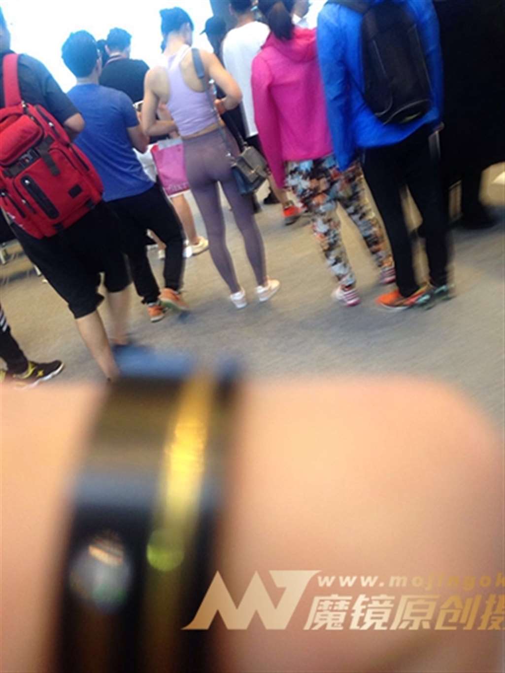 图片[2]-【街拍之魂赛帖】B66、长相精致的小美女-街拍流行馆