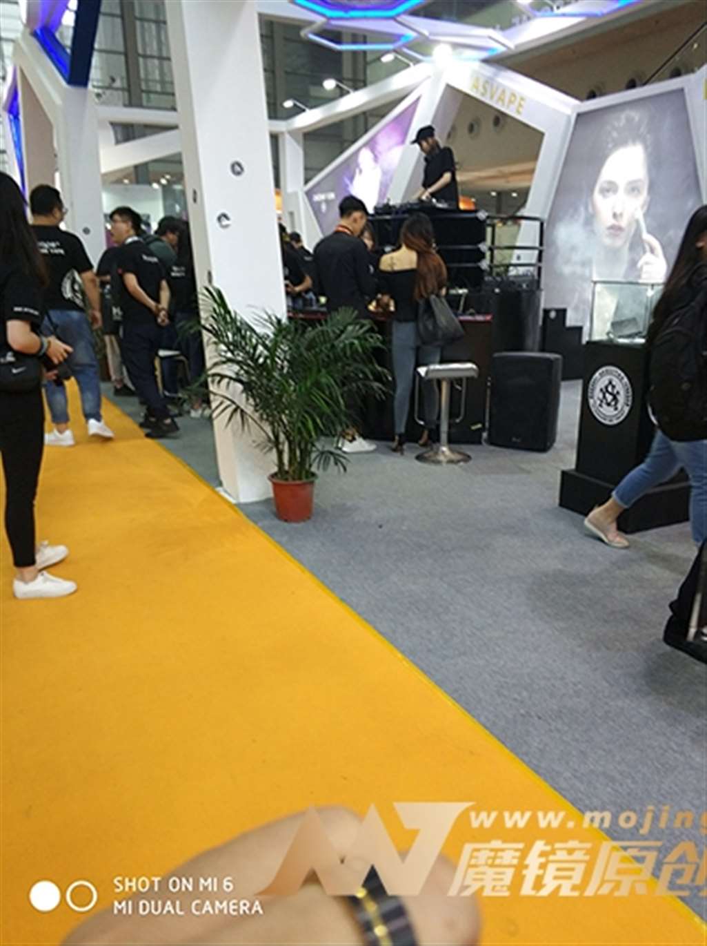 图片[3]-【久久赛帖】超紧身弹力牛仔裤少妇-街拍流行馆