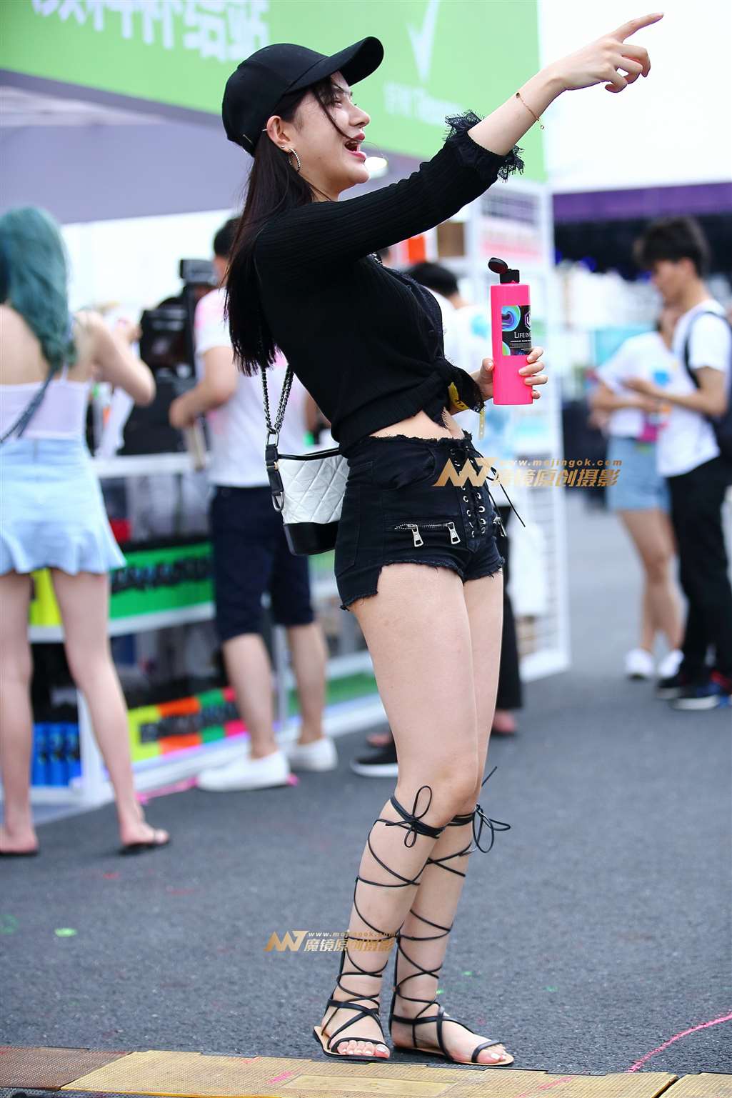 图片[1]-【Mark赛帖】黑色热裤美女-街拍流行馆