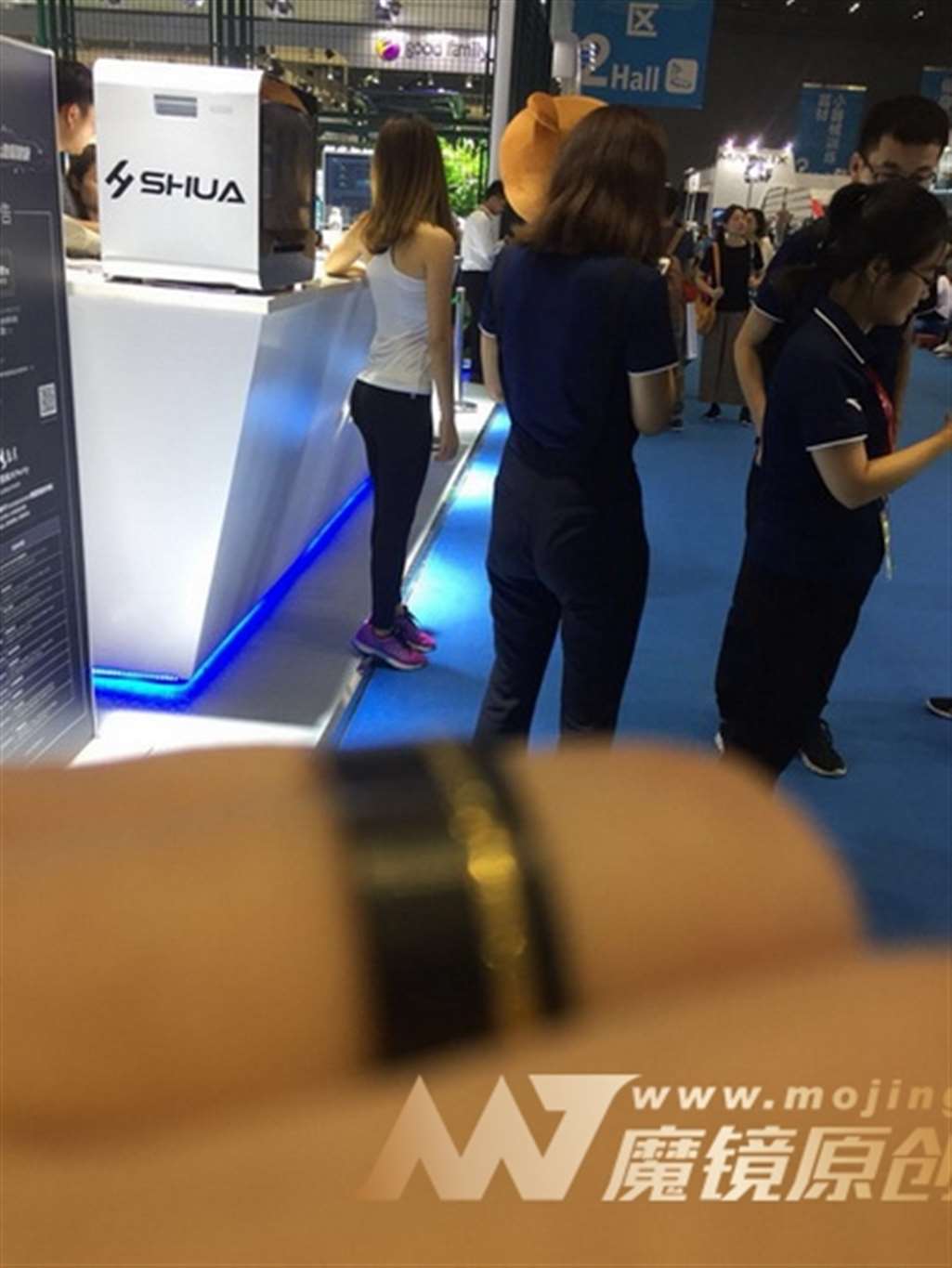 图片[3]-【Mark赛帖】白色T恤黑色紧身裤美女-街拍流行馆