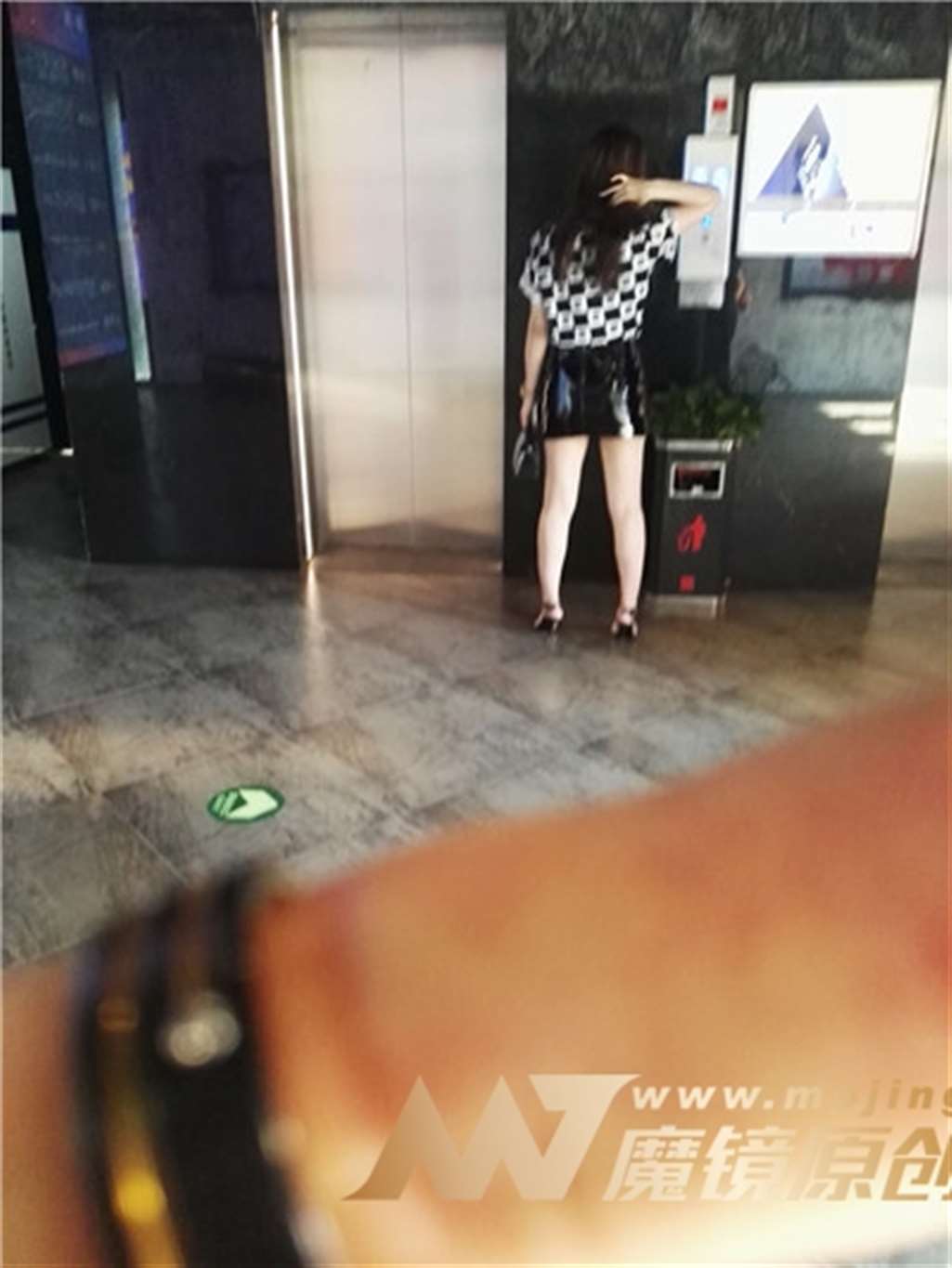 图片[3]-性感漆皮短裙美女-街拍流行馆